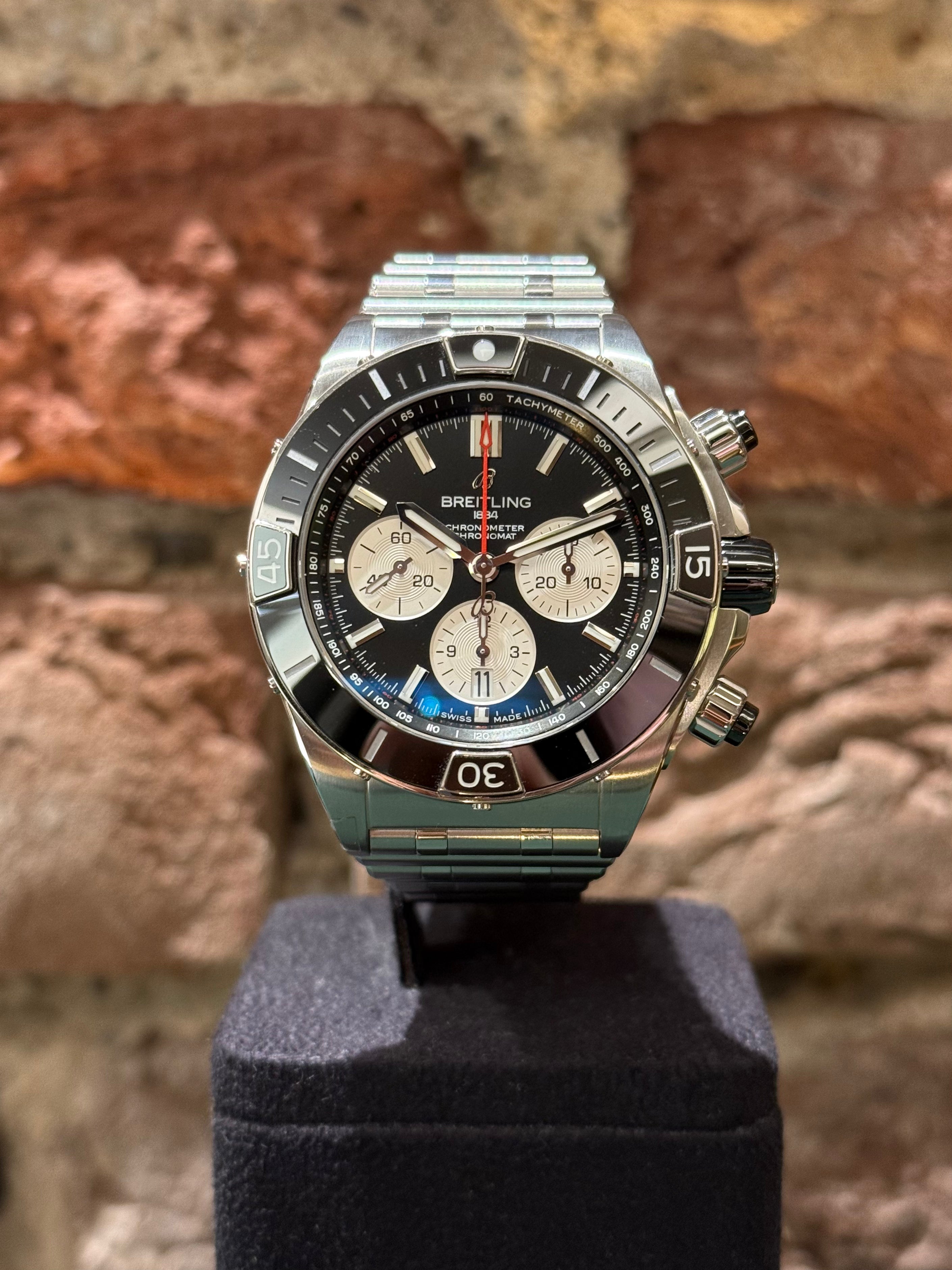 Breitling Super Chronomat 44 - Schwarzes Zifferblatt, Modell 2024, Ref.AB0136