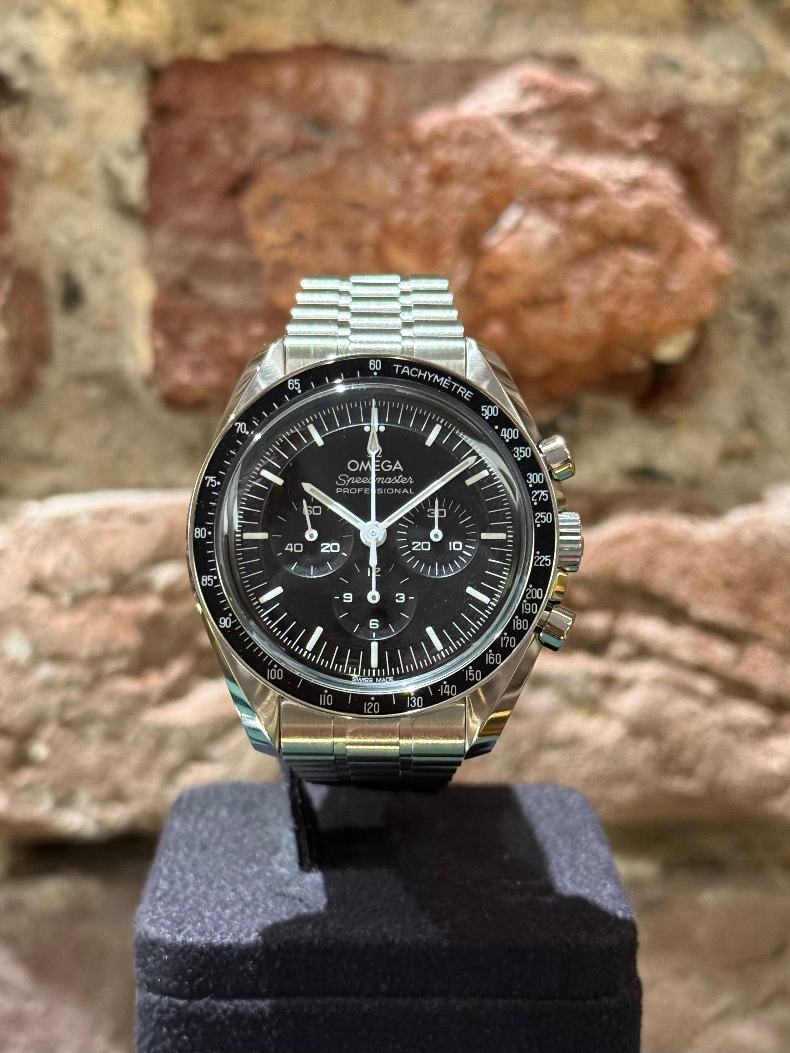 Omega Speedmaster 42 - Schwarzes Zifferblatt, Modell 2025, Ref. 310.30.42.50.01.001
