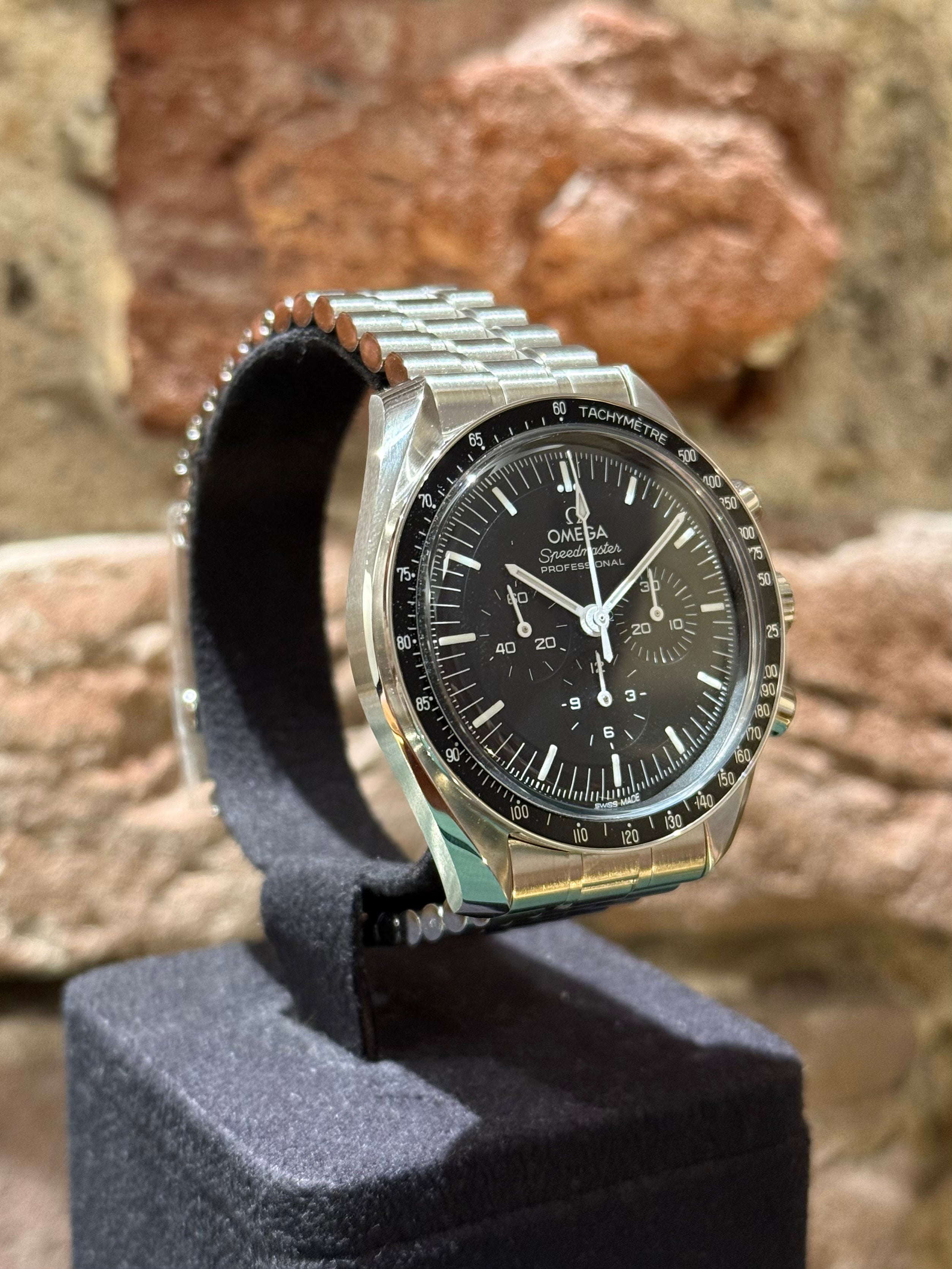 Omega Speedmaster 42 - Schwarzes Zifferblatt, Modell 2025, Ref. 310.30.42.50.01.001