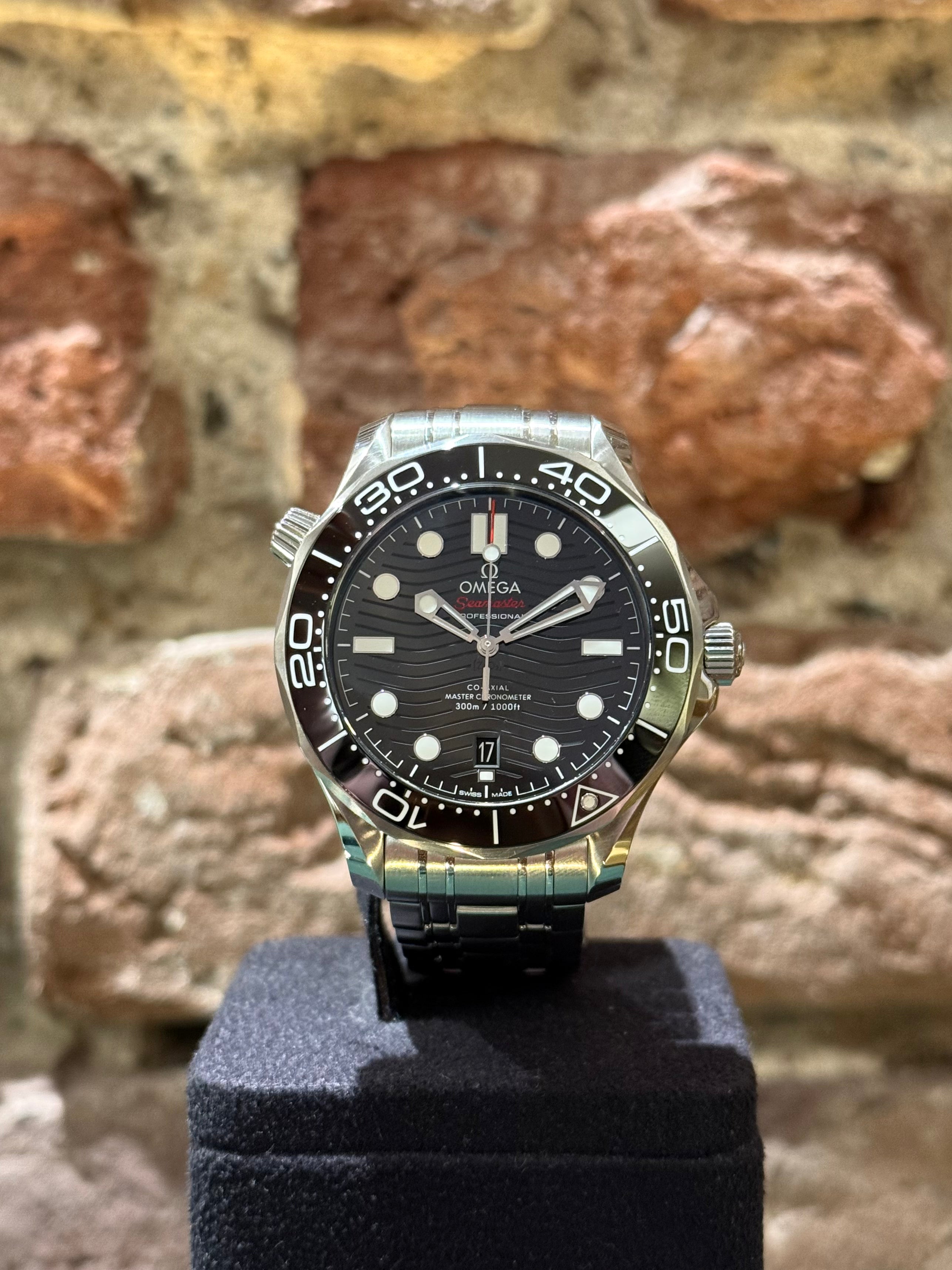 Omega Seamaster 42 - Schwarzes Zifferblatt, Modell 2023 Ref. 210.30.42.20.01.001