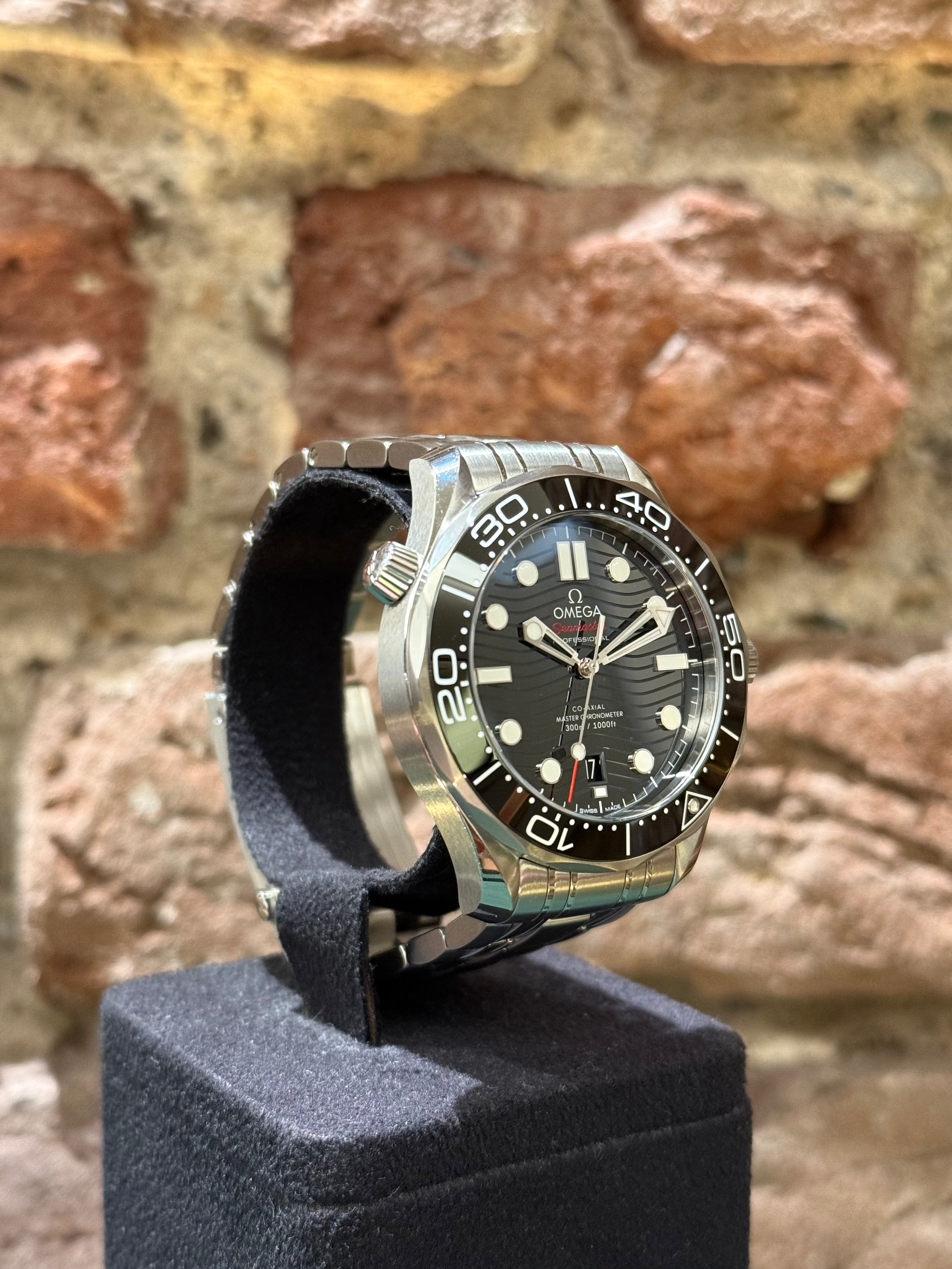 Omega Seamaster 42 - Schwarzes Zifferblatt, Modell 2023 Ref. 210.30.42.20.01.001