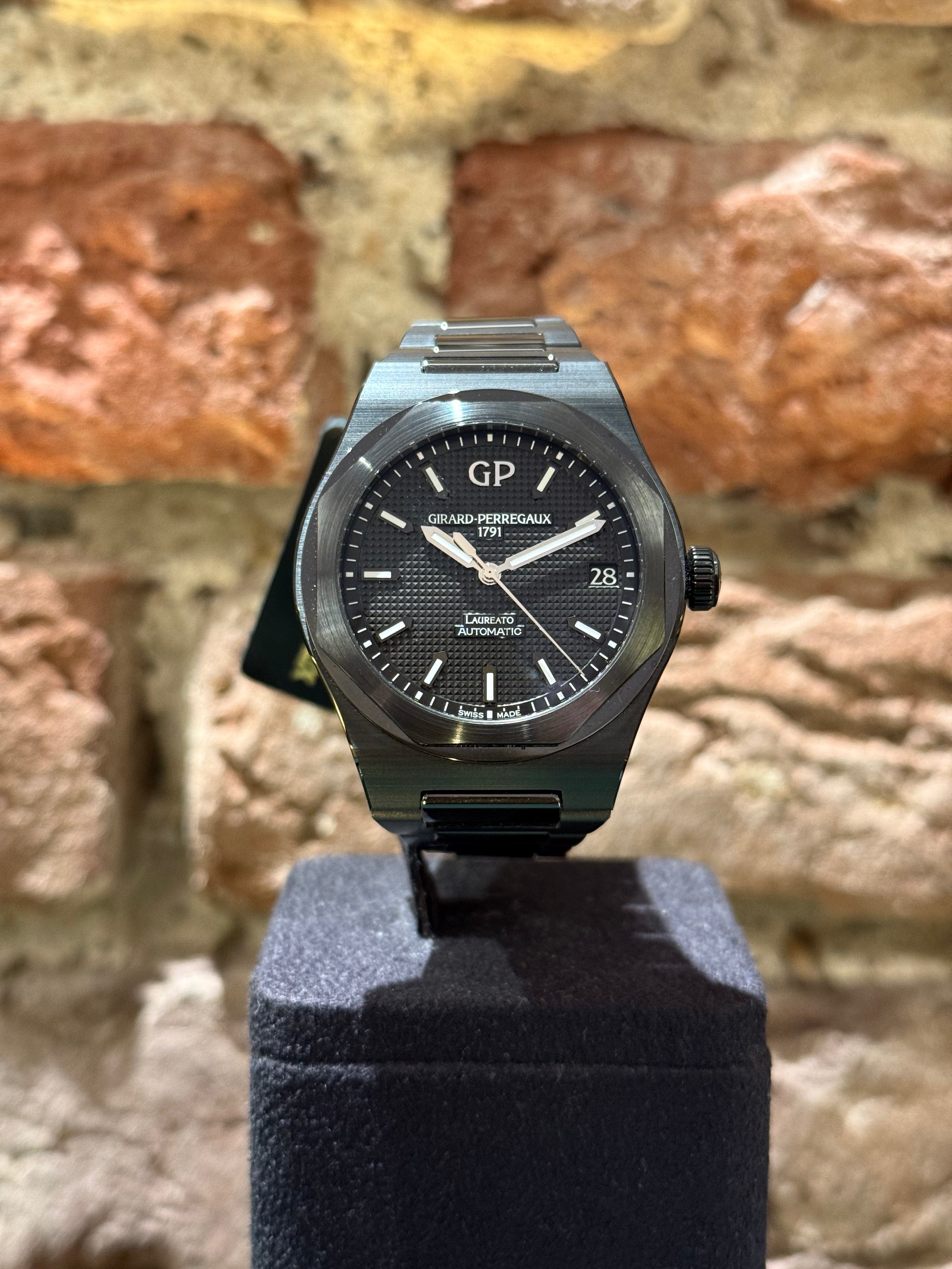 Girard Perregaux 42 - Schwarzes Zifferblatt, Modell 2024, Ref.81010-32-631-32A