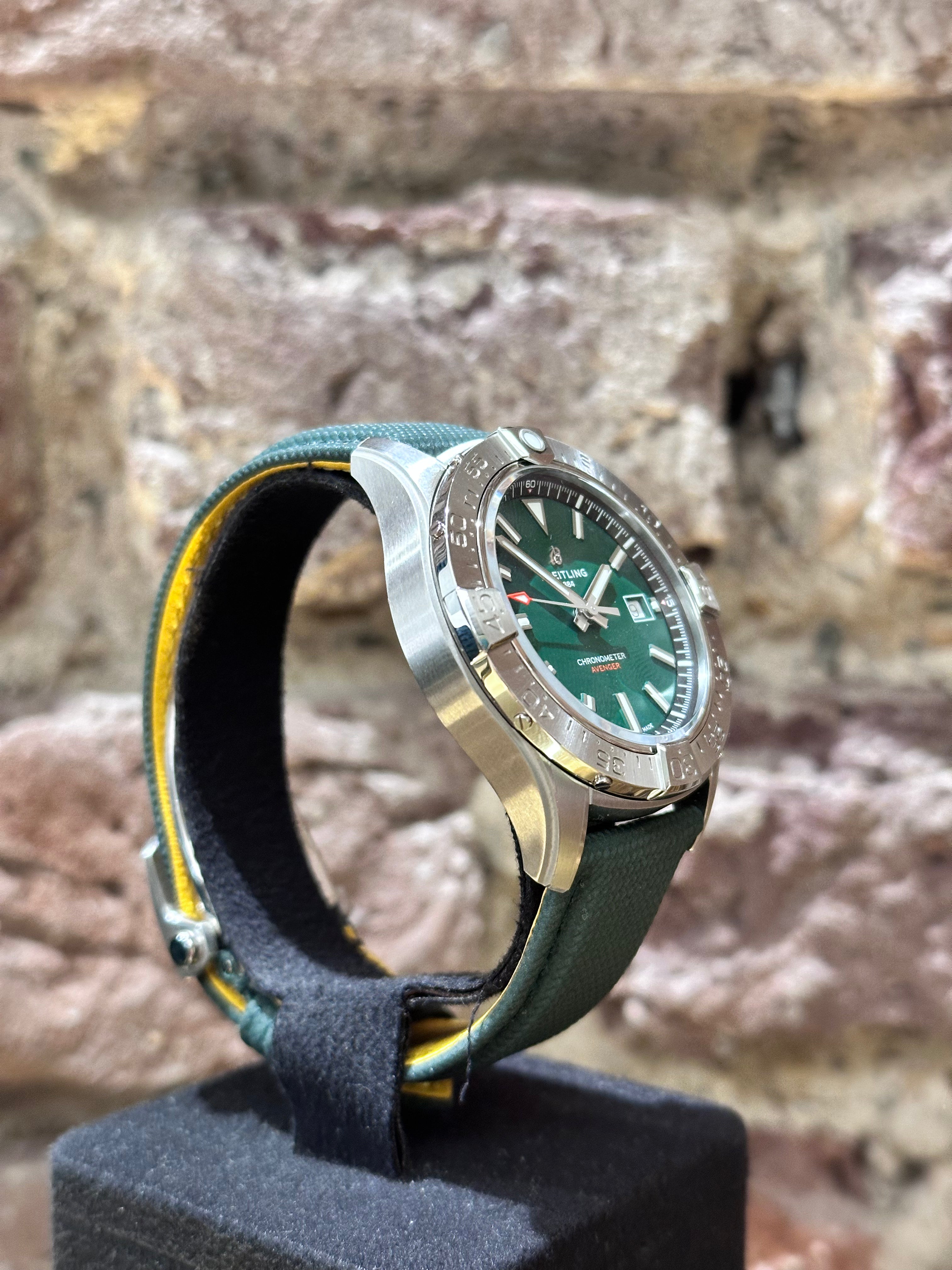 Breitling Avenger 42 - Grünes Zifferblatt, Modell 2025, Ref.A17328