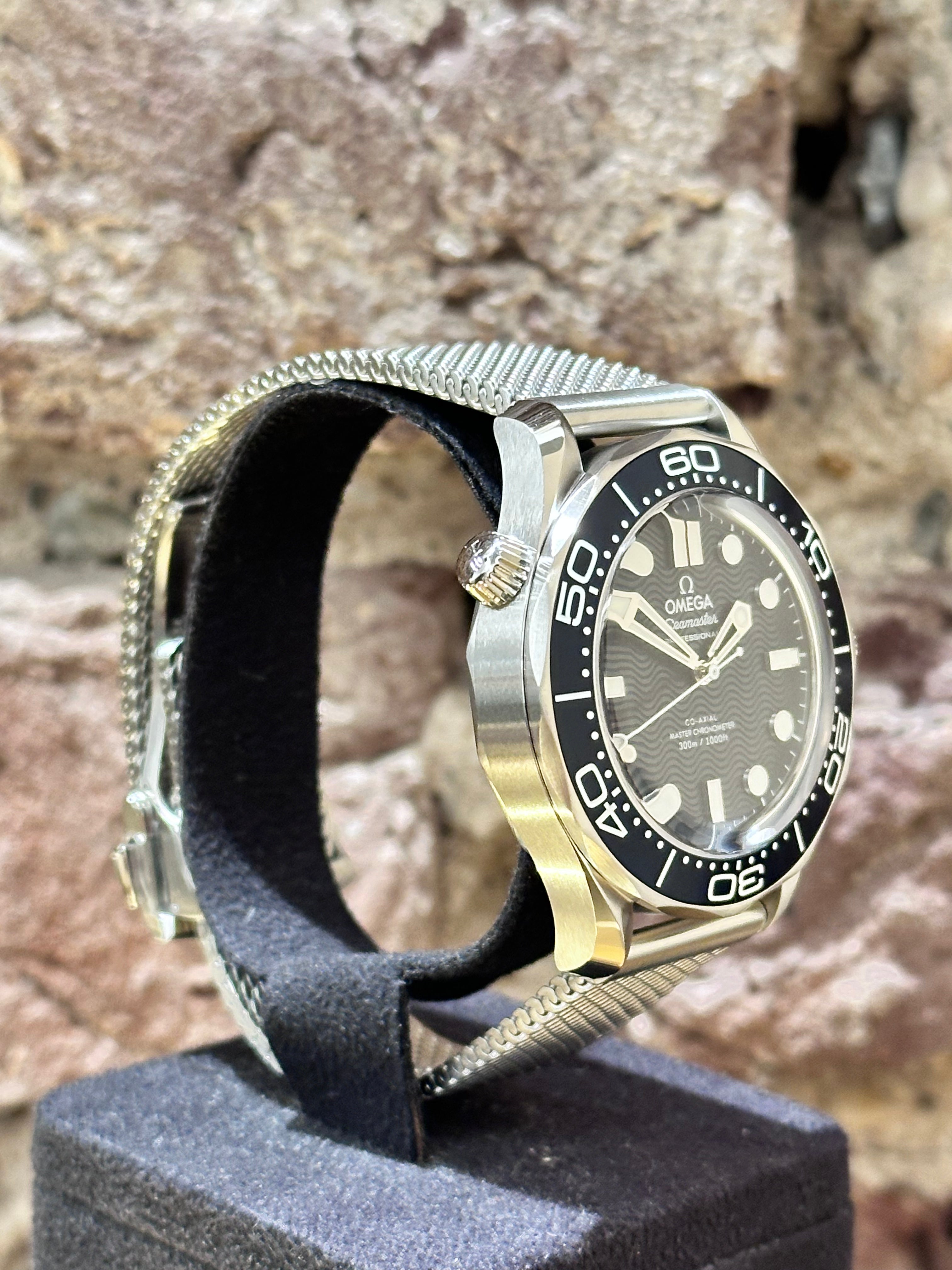 Omega Speedmaster 42 James Bond 60TH Anniversary - Blaues Zifferblatt, Modell 2025, Ref. 210.30.42.20.03.002