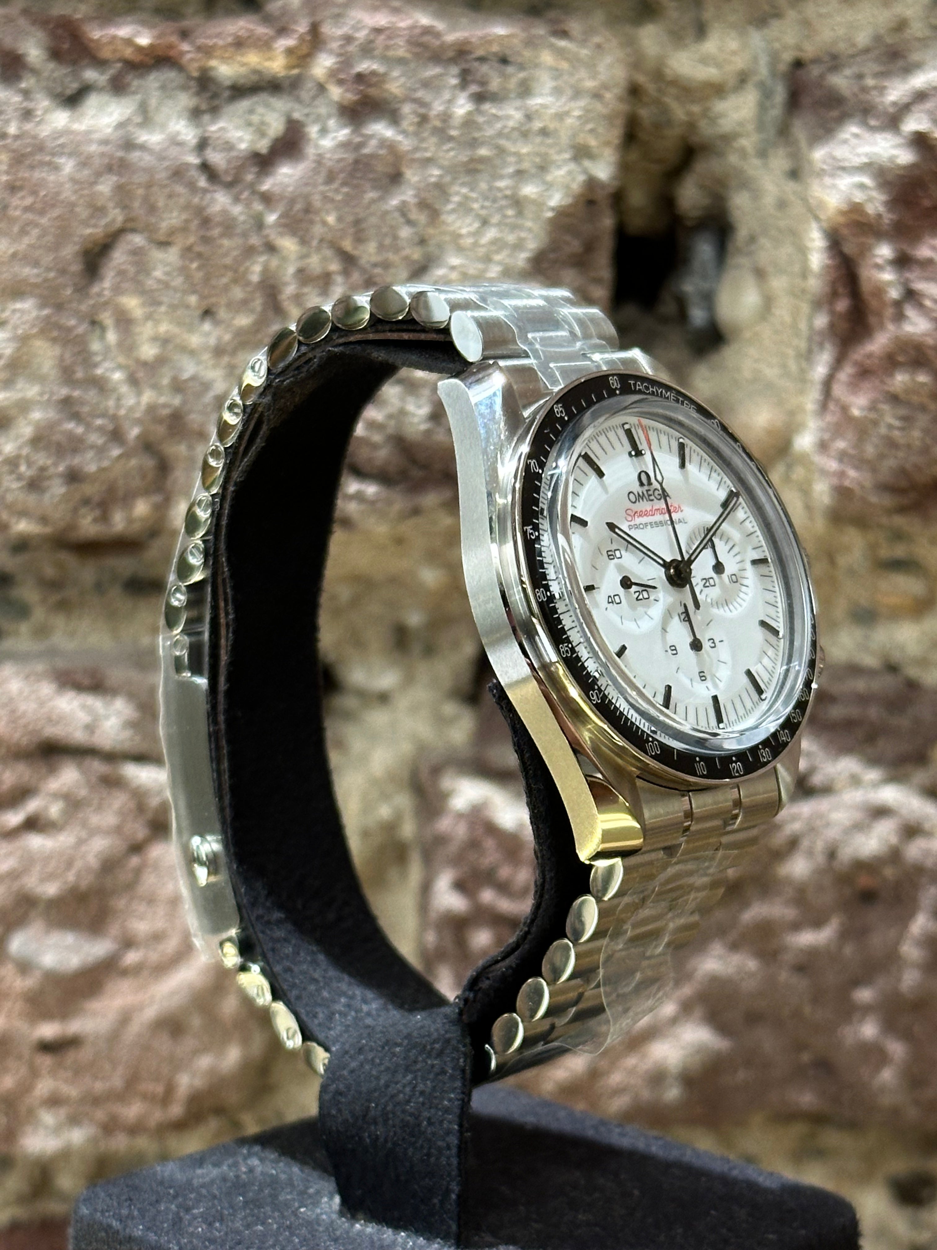 Omega Speedmaster 42 - Weißes Zifferblatt, Modell 2025, Ref. 310.30.42.50.04.001