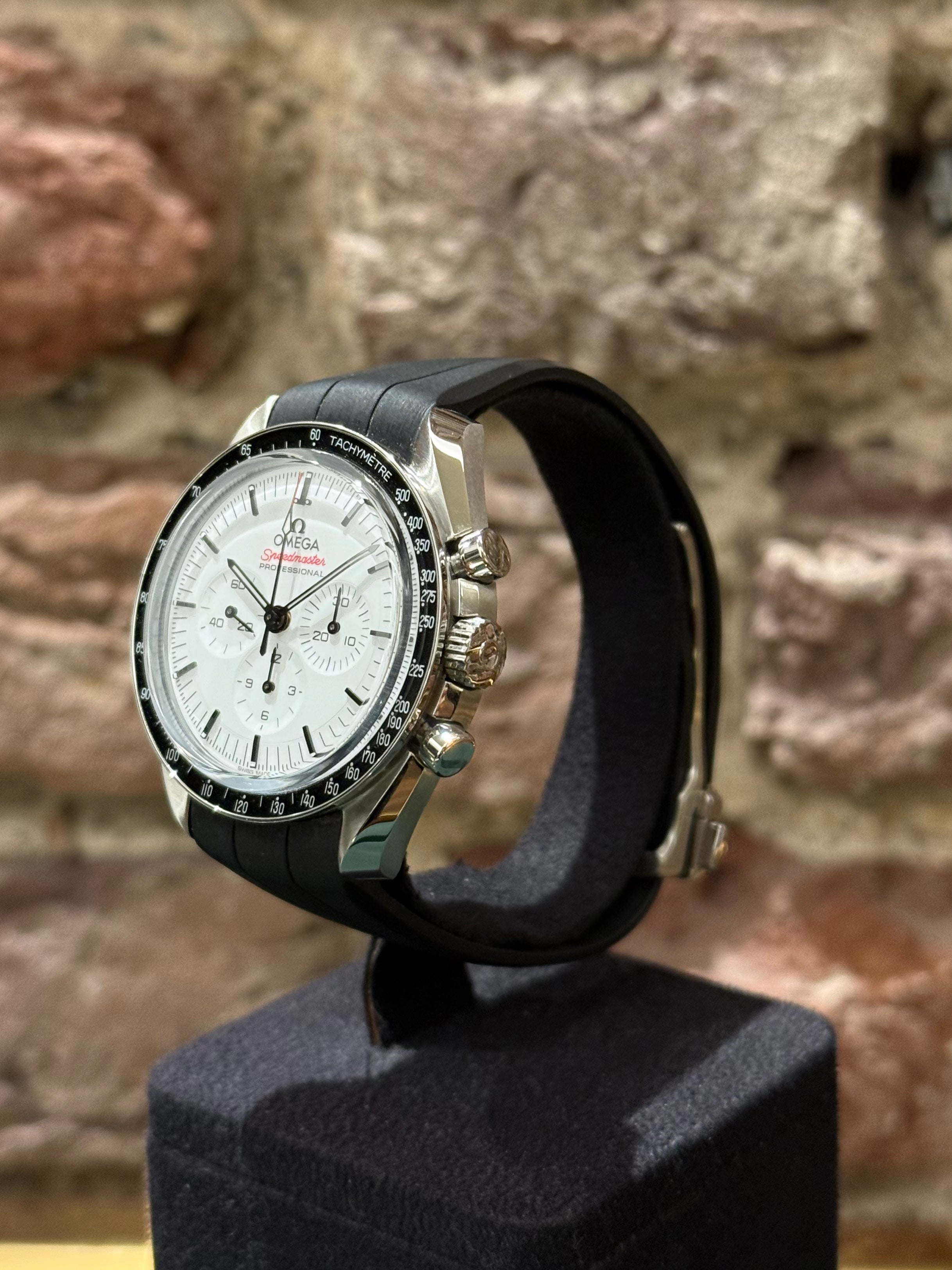 Omega Speedmaster 42 - Weißes Zifferblatt, Modell 2025, Ref. 310.32.42.50.04.001