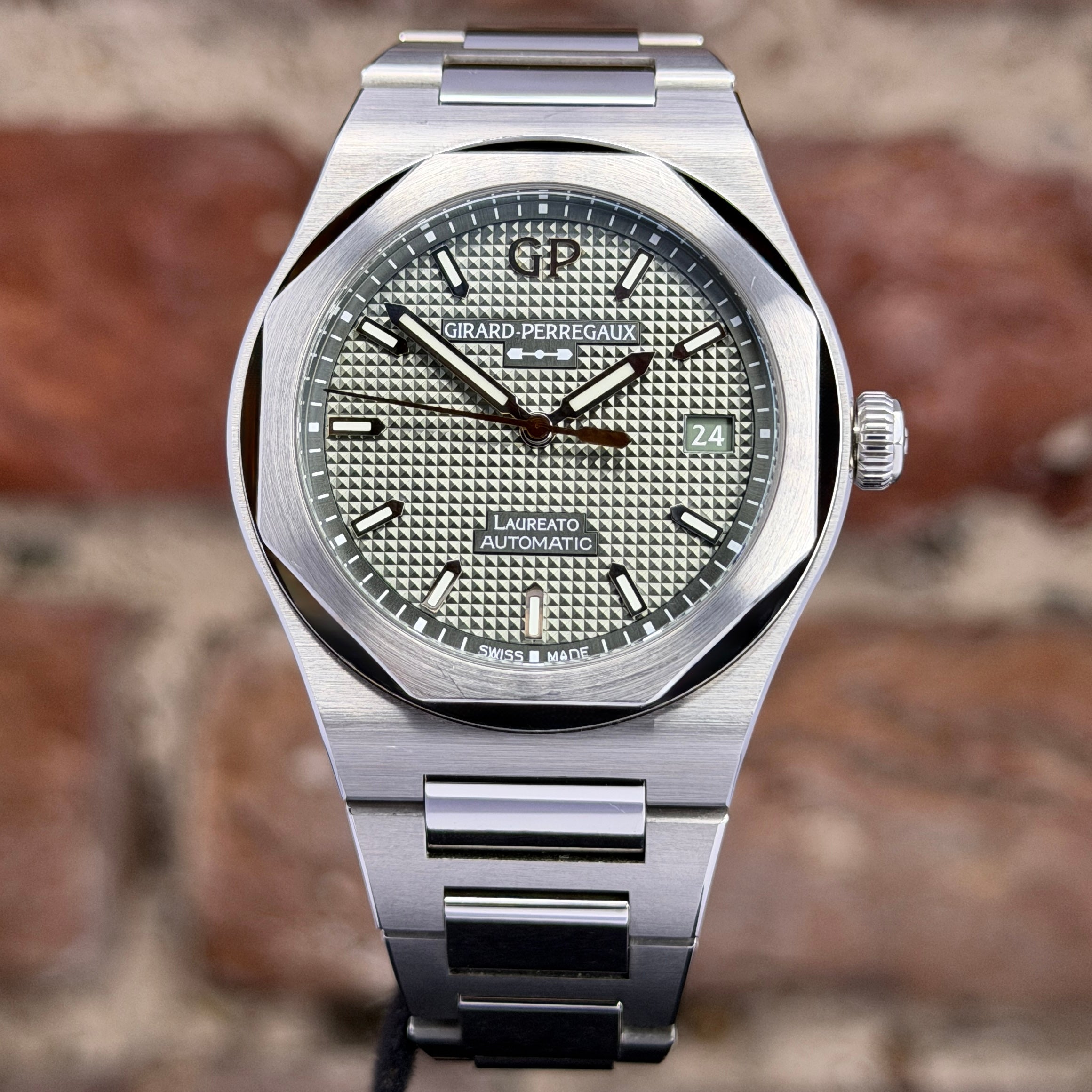 Girard Perregaux Laureato 38 - Grünes Zifferblatt, Modell 2026, Ref.8105-11-3407-1CM