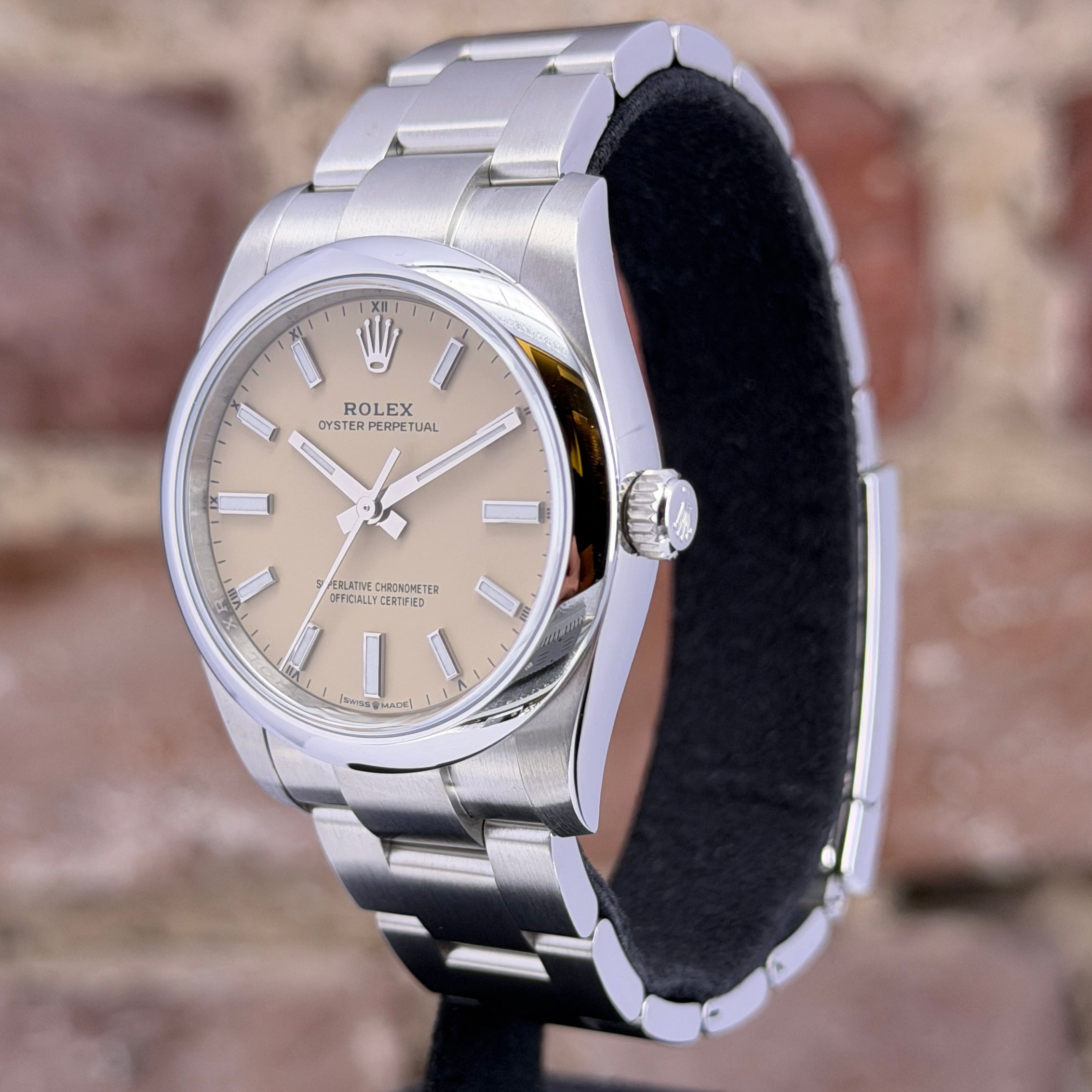 Rolex Oyster Perpetual - Beiges Zifferblatt, Modell 2026, Ref. 124200