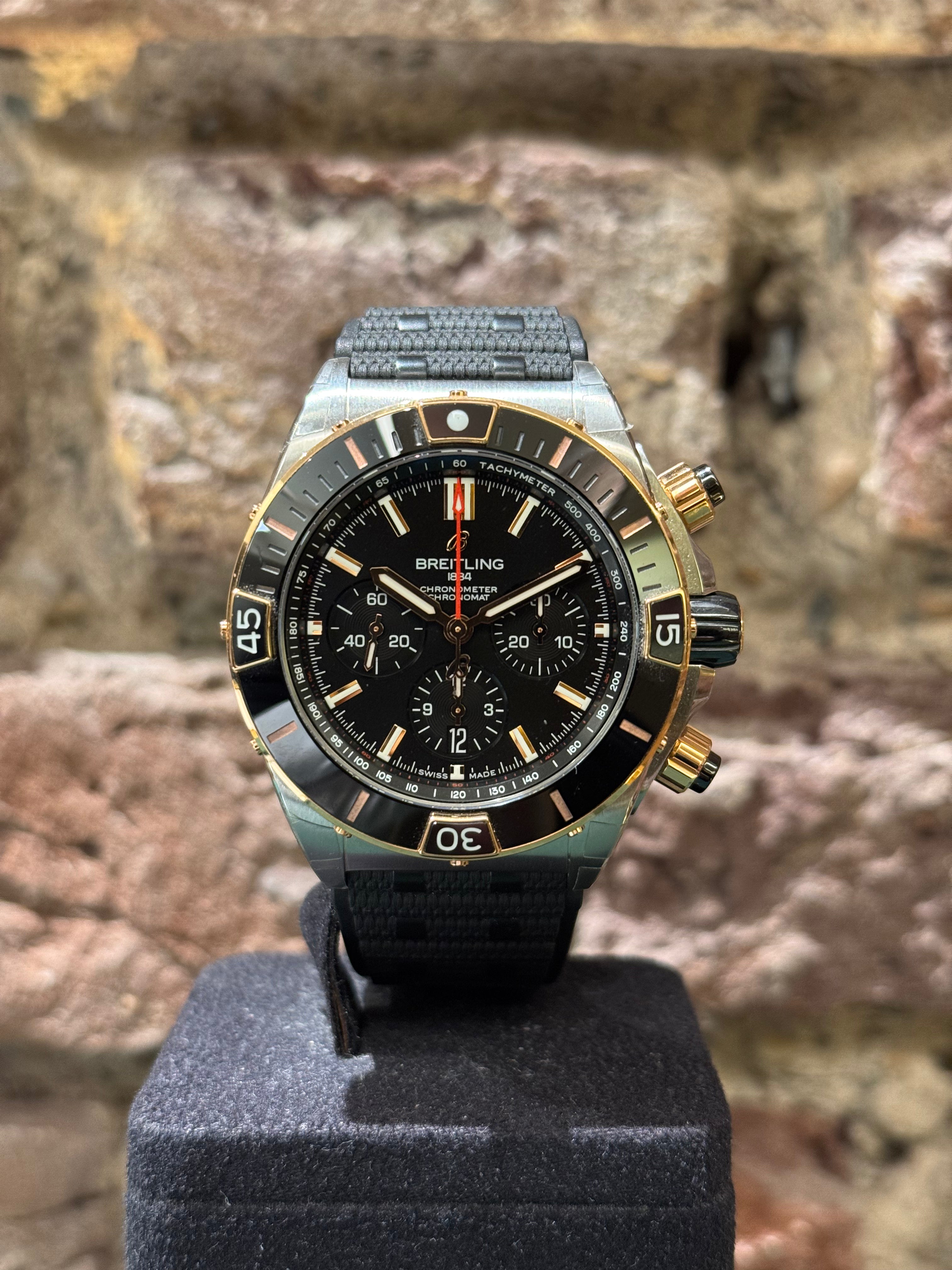 Breitling 44 Super Chronomat - Schwarzes Zifferblatt, Modell 2023, Ref.UB0136