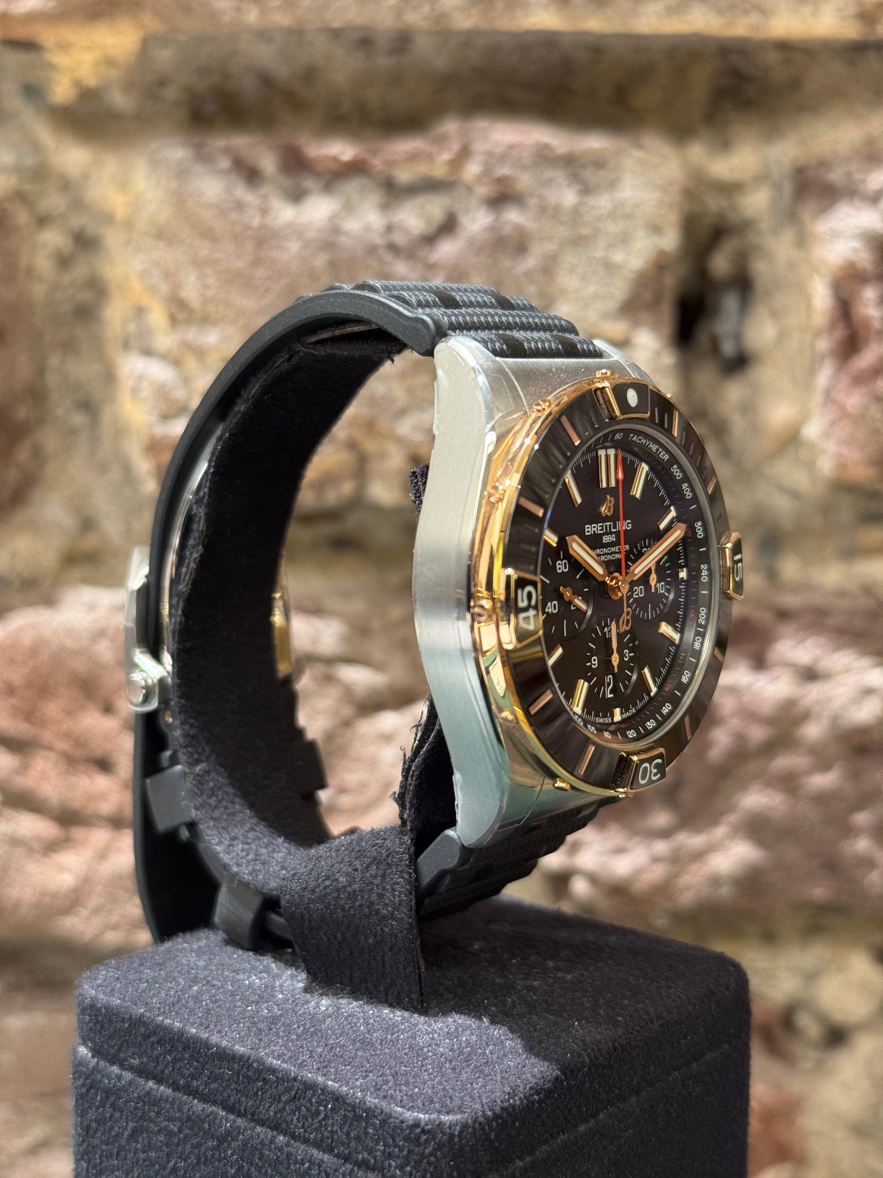 Breitling 44 Super Chronomat - Schwarzes Zifferblatt, Modell 2023, Ref.UB0136