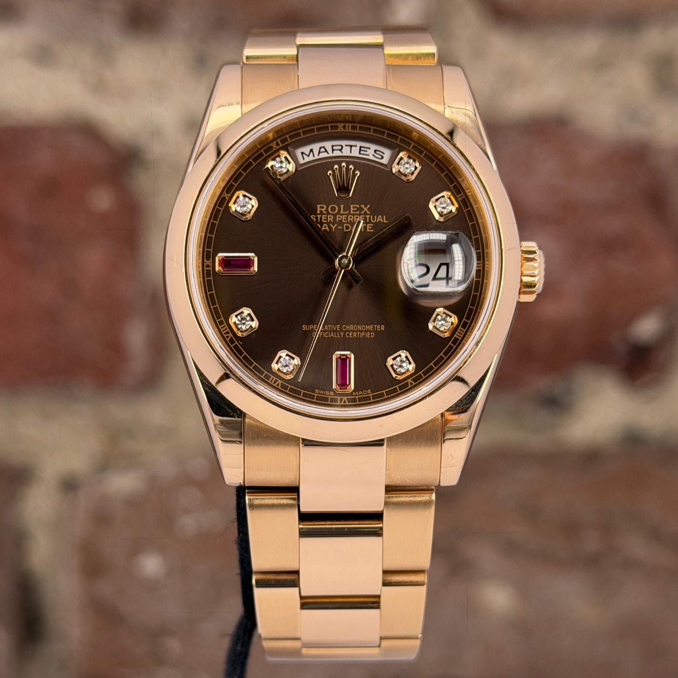 Rolex Daydate 36 - Braunes Zifferblatt mit Diamanten und Ruby, Modell 2002, Ref.118205