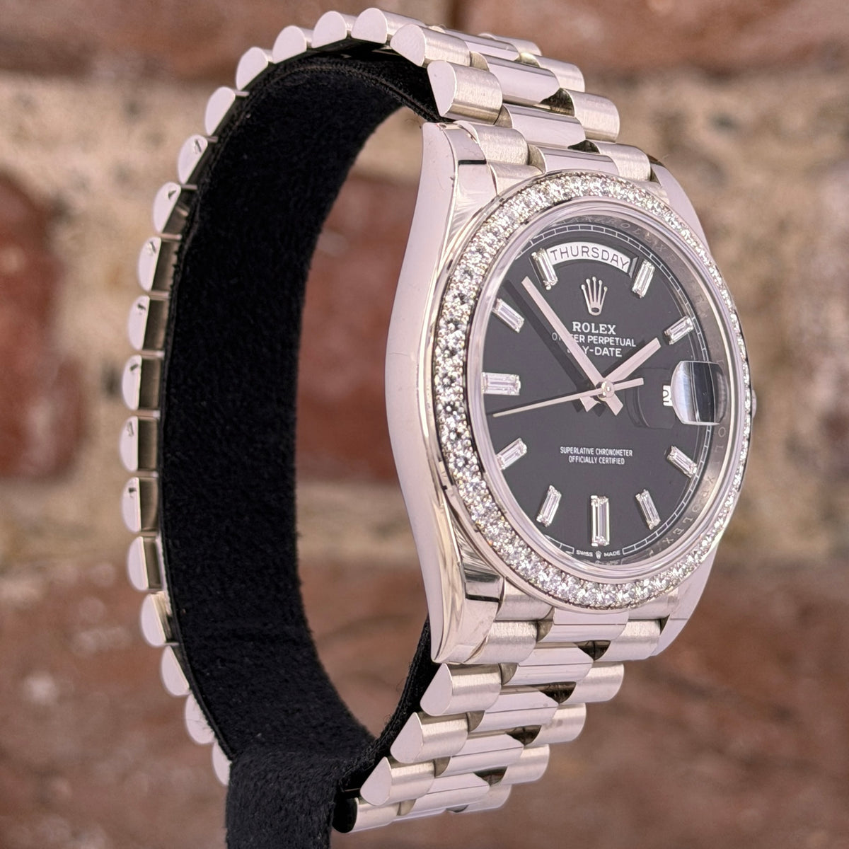 Rolex Daydate 40 - Schwarzes Zifferblatt mit Baguette Diamanten, Modell 2024, Ref.228349RBR