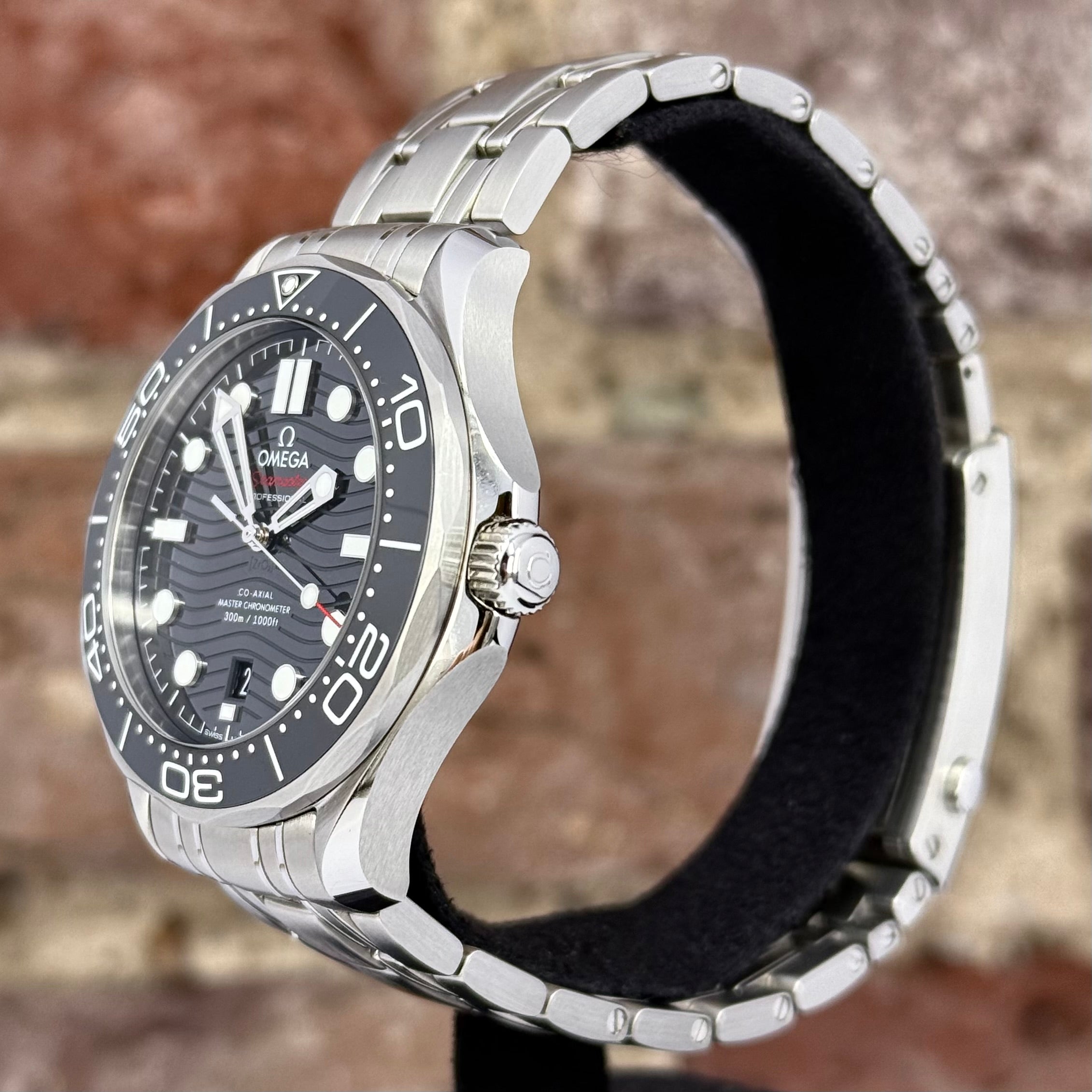 Omega Seamaster 42 - Schwarzes Zifferblatt, Modell 2023 Ref. 210.30.42.20.01.001