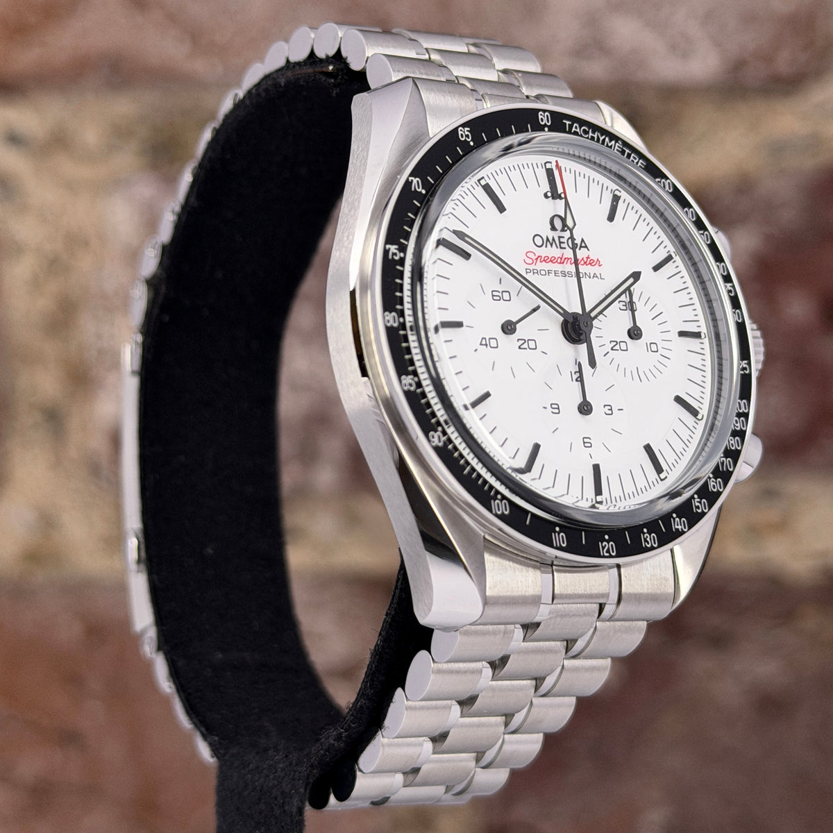 Omega Speedmaster 42 - Weißes Zifferblatt, Modell 2026, Ref. 31030425004001