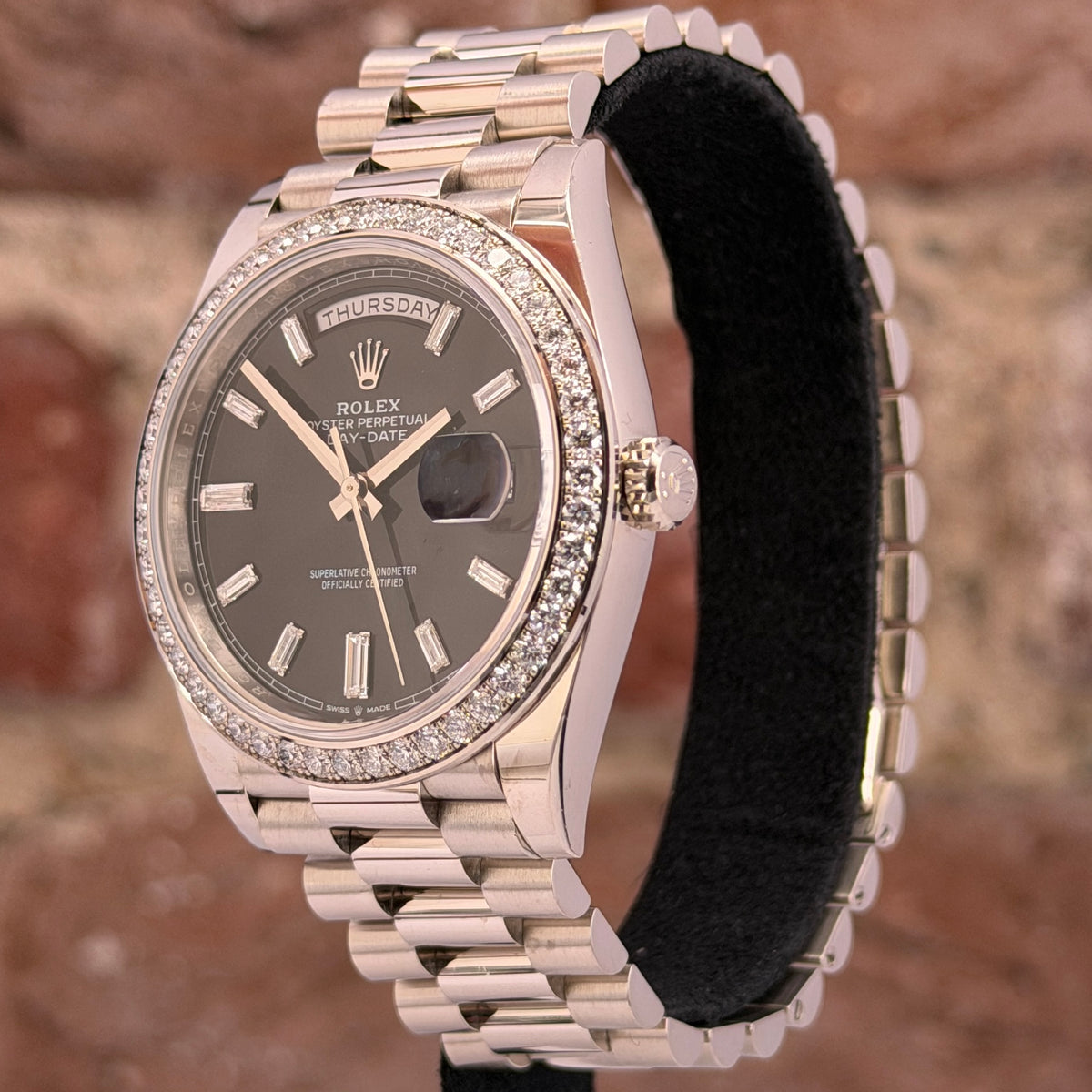 Rolex Daydate 40 - Schwarzes Zifferblatt mit Baguette Diamanten, Modell 2024, Ref.228349RBR