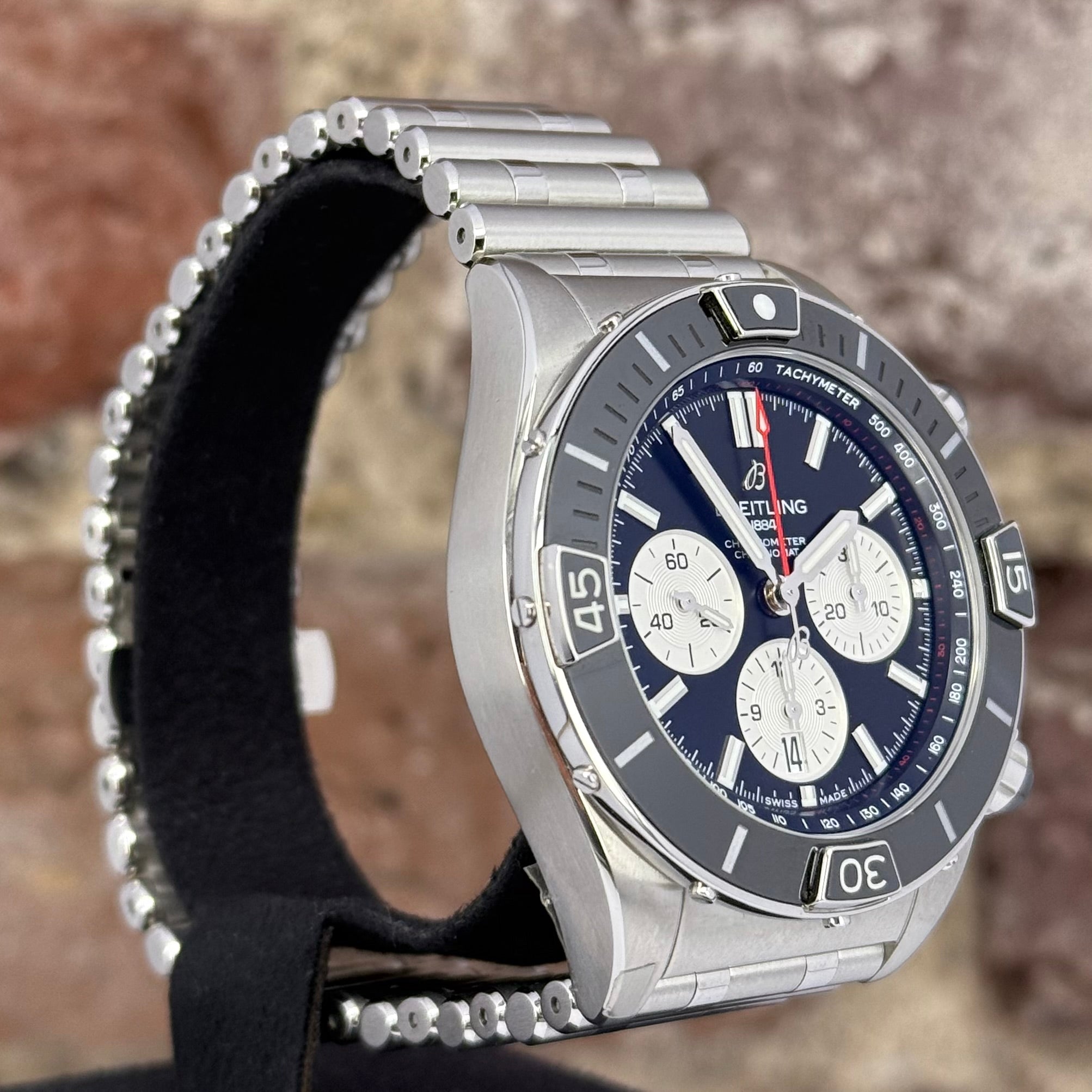 Breitling Super Chronomat 44 - Schwarzes Zifferblatt, Modell 2024, Ref.AB0136