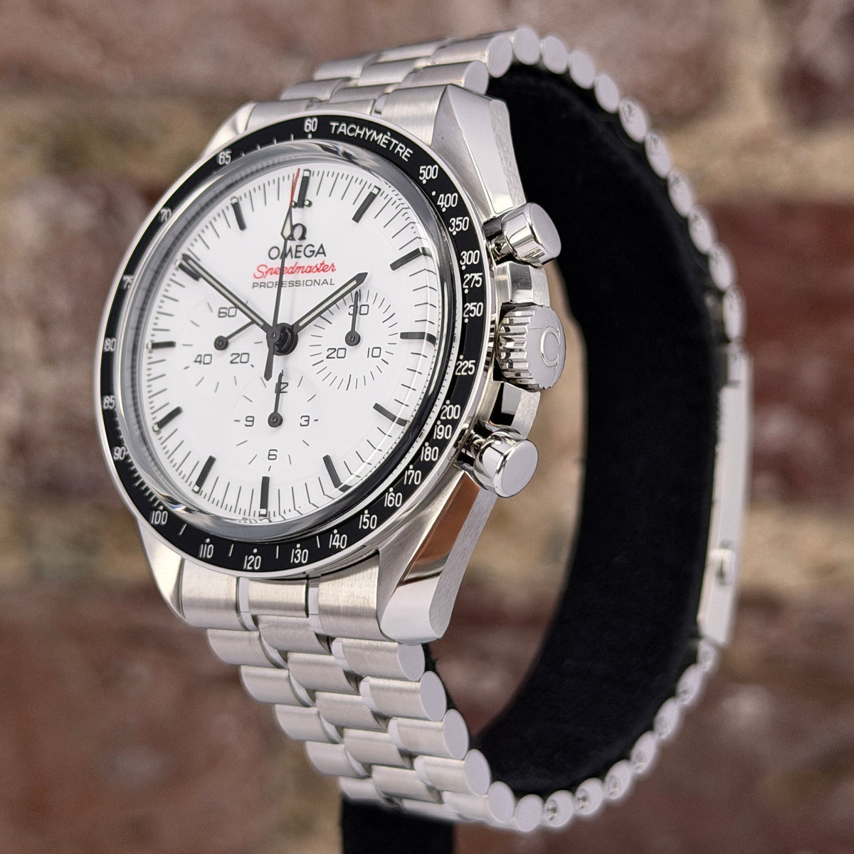 Omega Speedmaster 42 - Weißes Zifferblatt, Modell 2026, Ref. 31030425004001