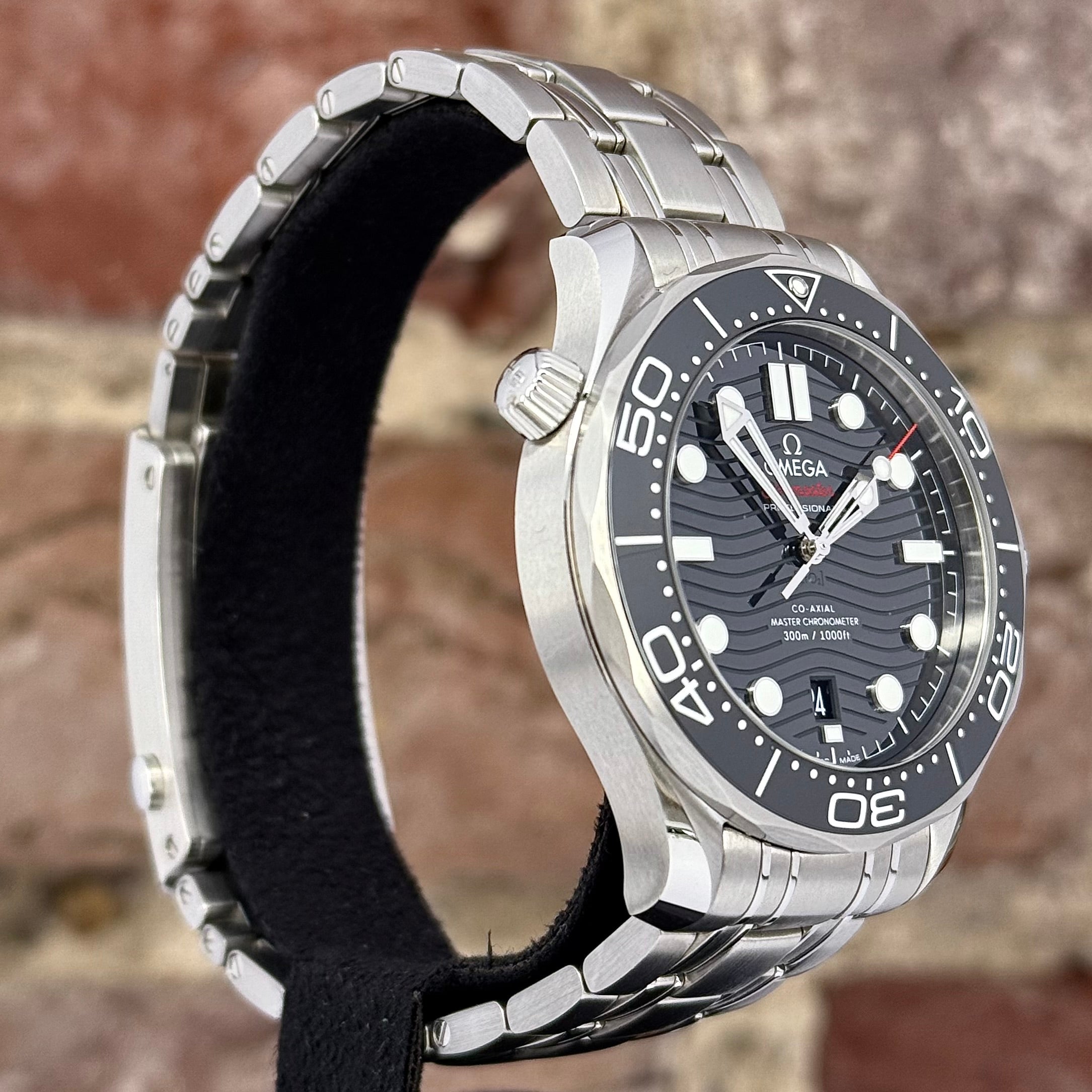 Omega Seamaster 42 - Schwarzes Zifferblatt, Modell 2023 Ref. 210.30.42.20.01.001