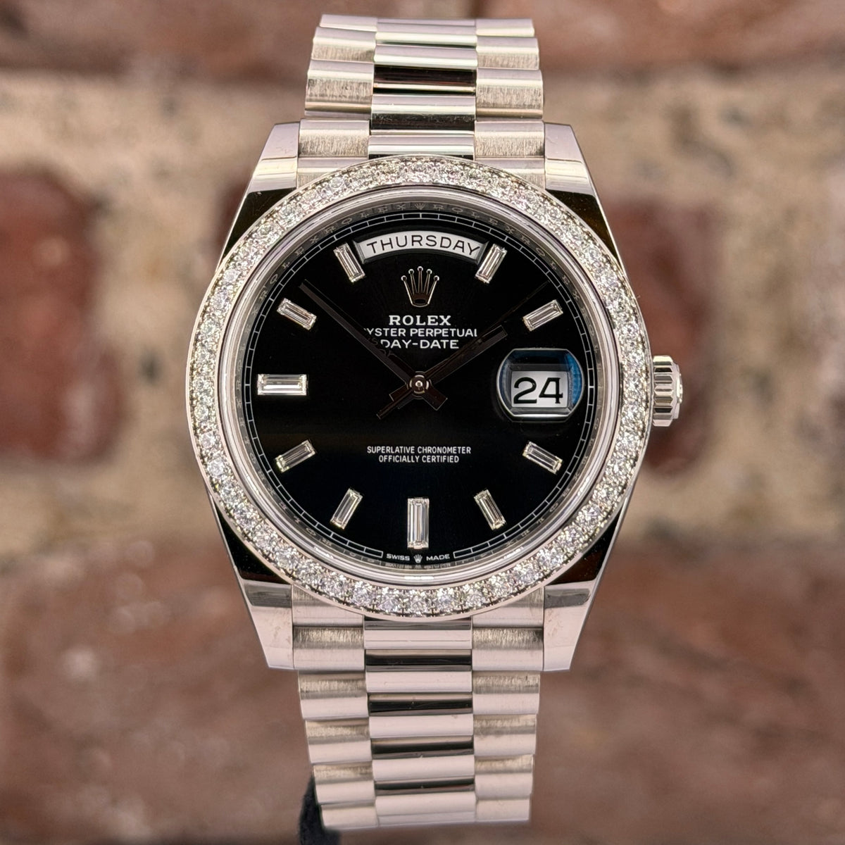 Rolex Daydate 40 - Schwarzes Zifferblatt mit Baguette Diamanten, Modell 2024, Ref.228349RBR