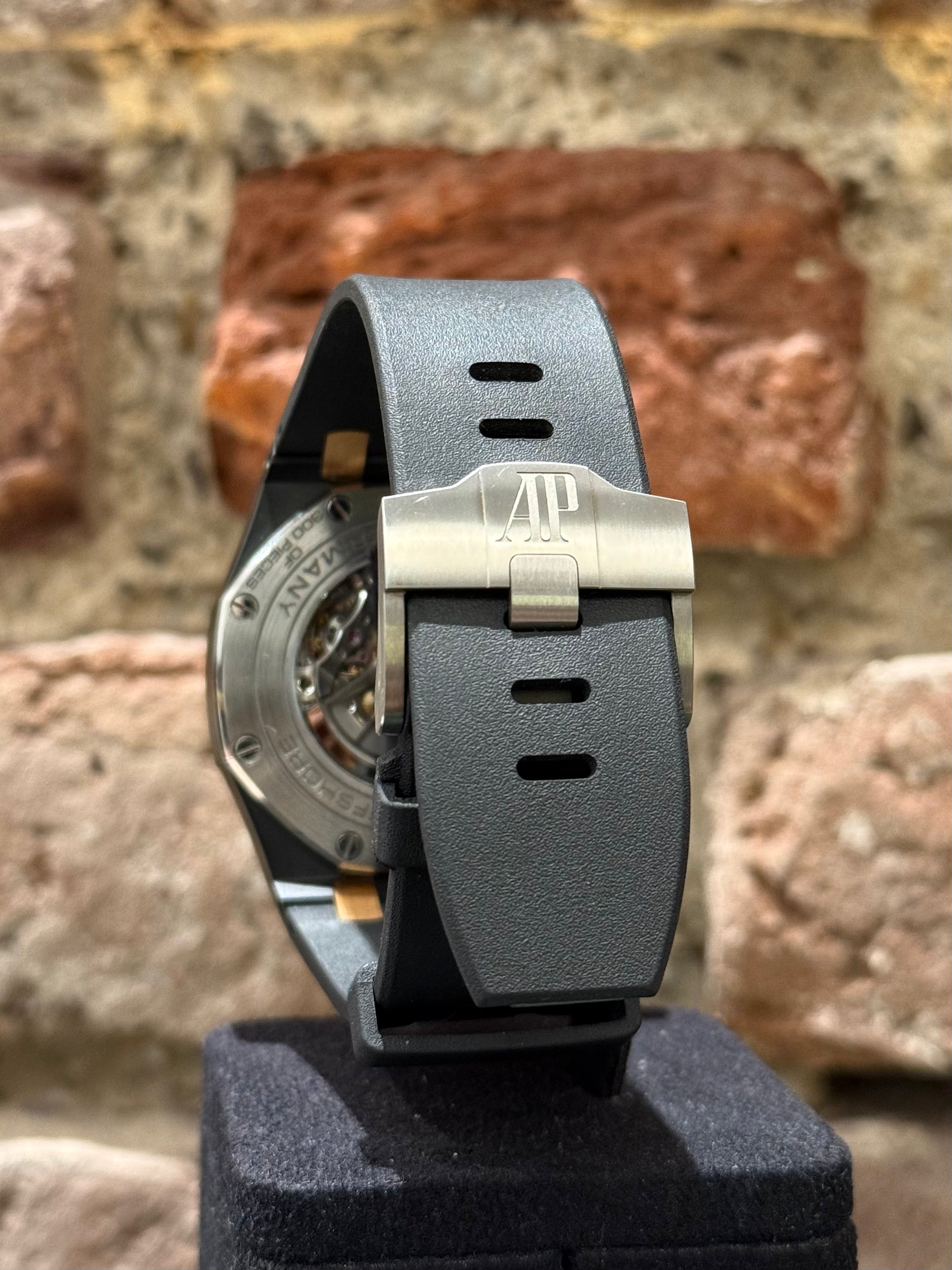 Audemars Piguet 44 - Schwarzes Zifferblatt, Modell 2020, Ref.26415CE.OO.A002CA.01