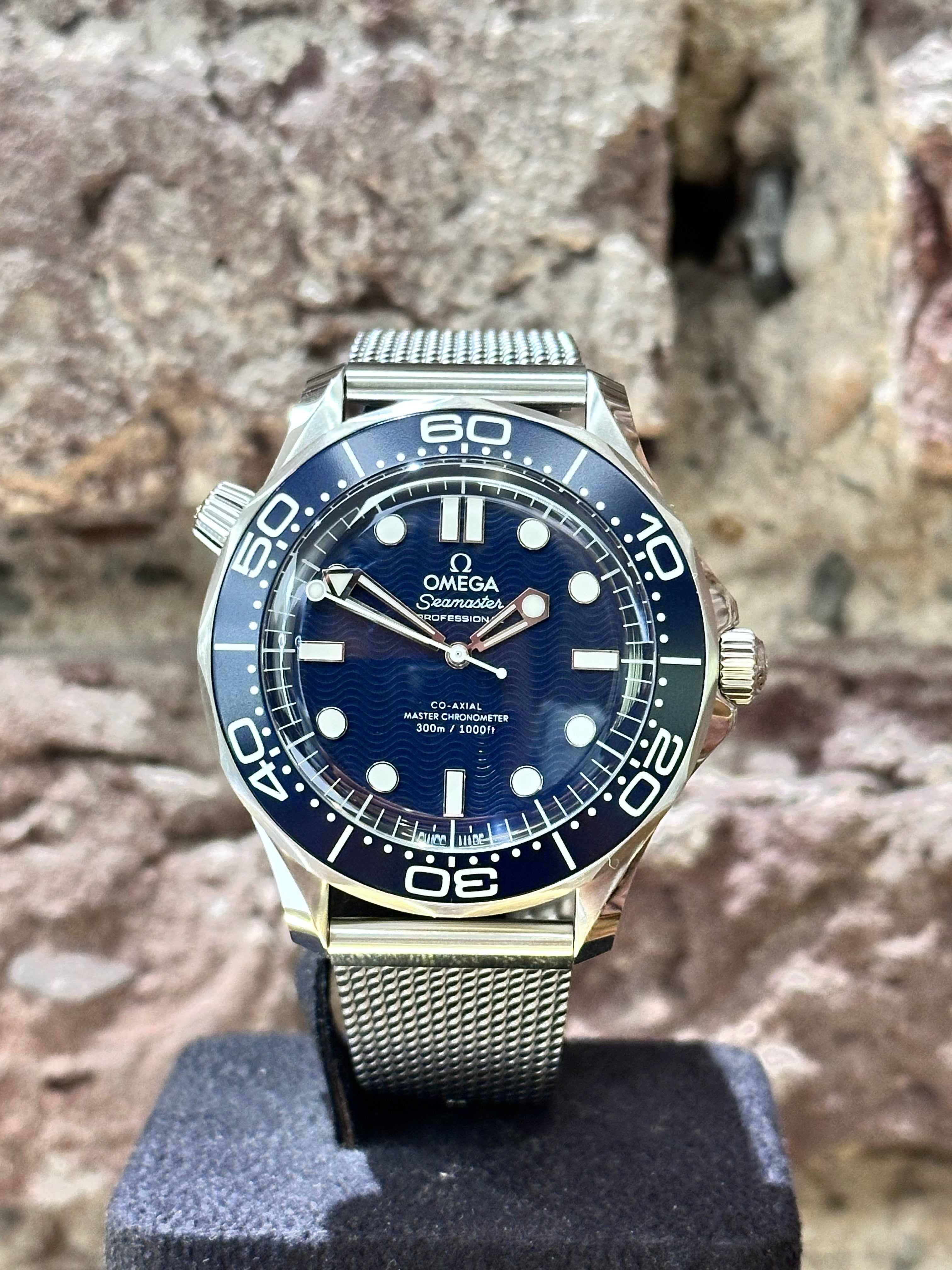 Omega Speedmaster 42 James Bond 60TH Anniversary - Blaues Zifferblatt, Modell 2025, Ref. 210.30.42.20.03.002
