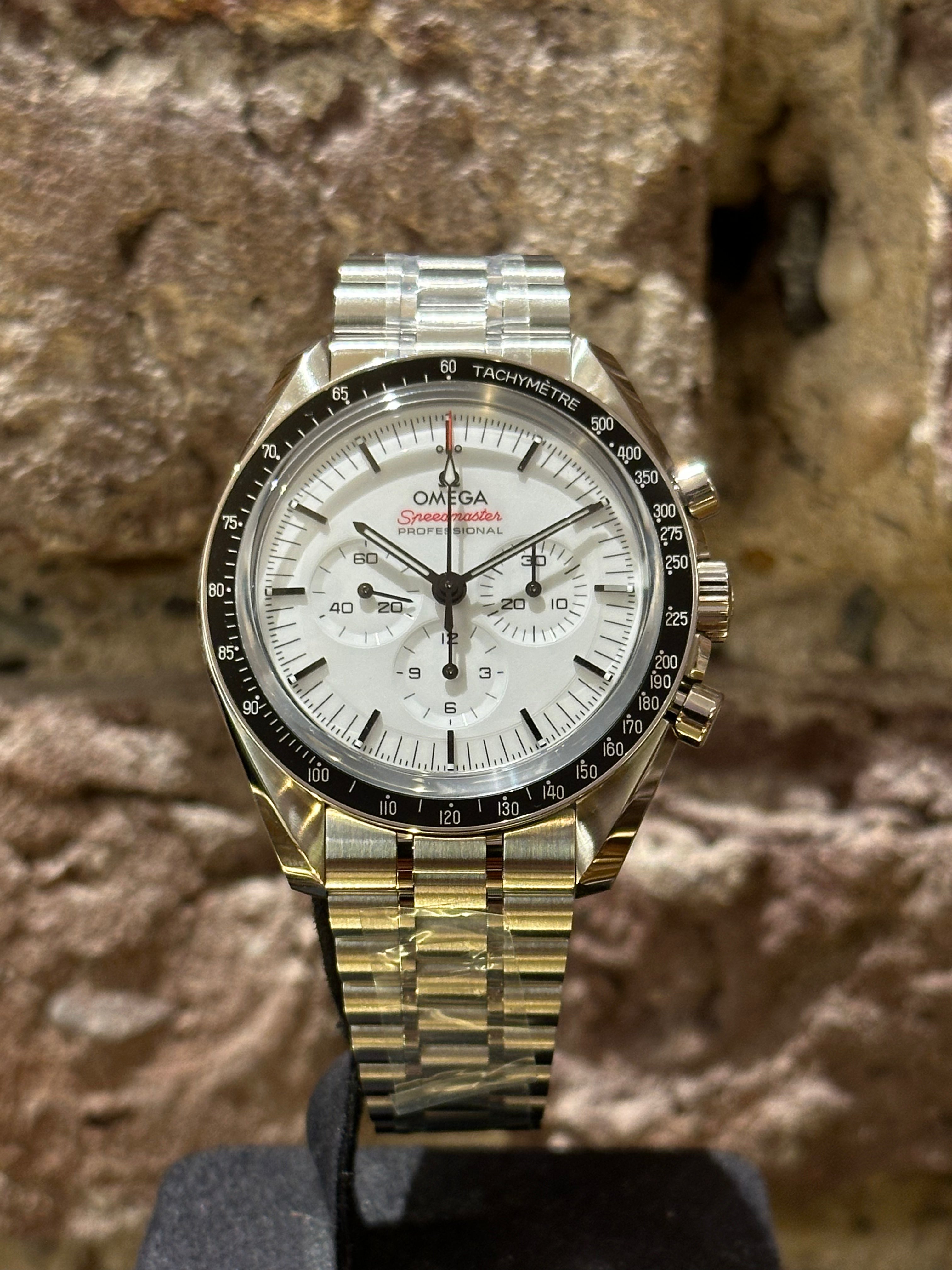 Omega Speedmaster 42 - Weißes Zifferblatt, Modell 2025, Ref. 310.30.42.50.04.001