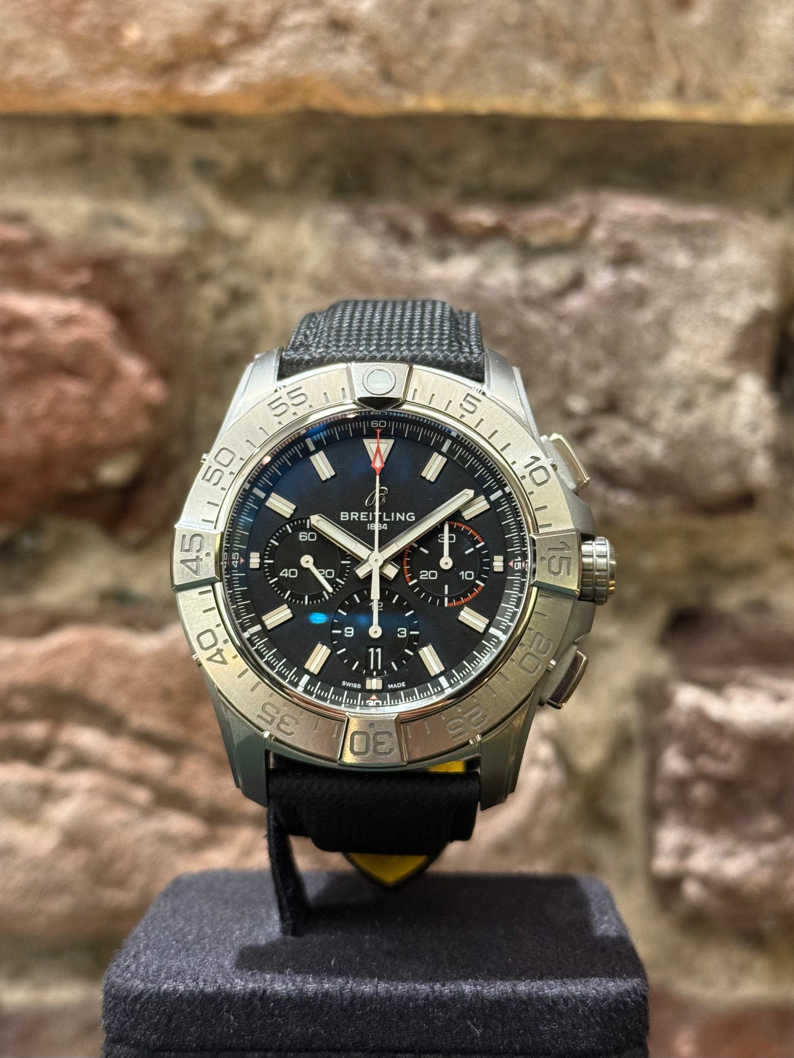 Breitling Avenger Chronograph - Schwarzes Zifferblatt, Modell 2025, Ref. EB0148