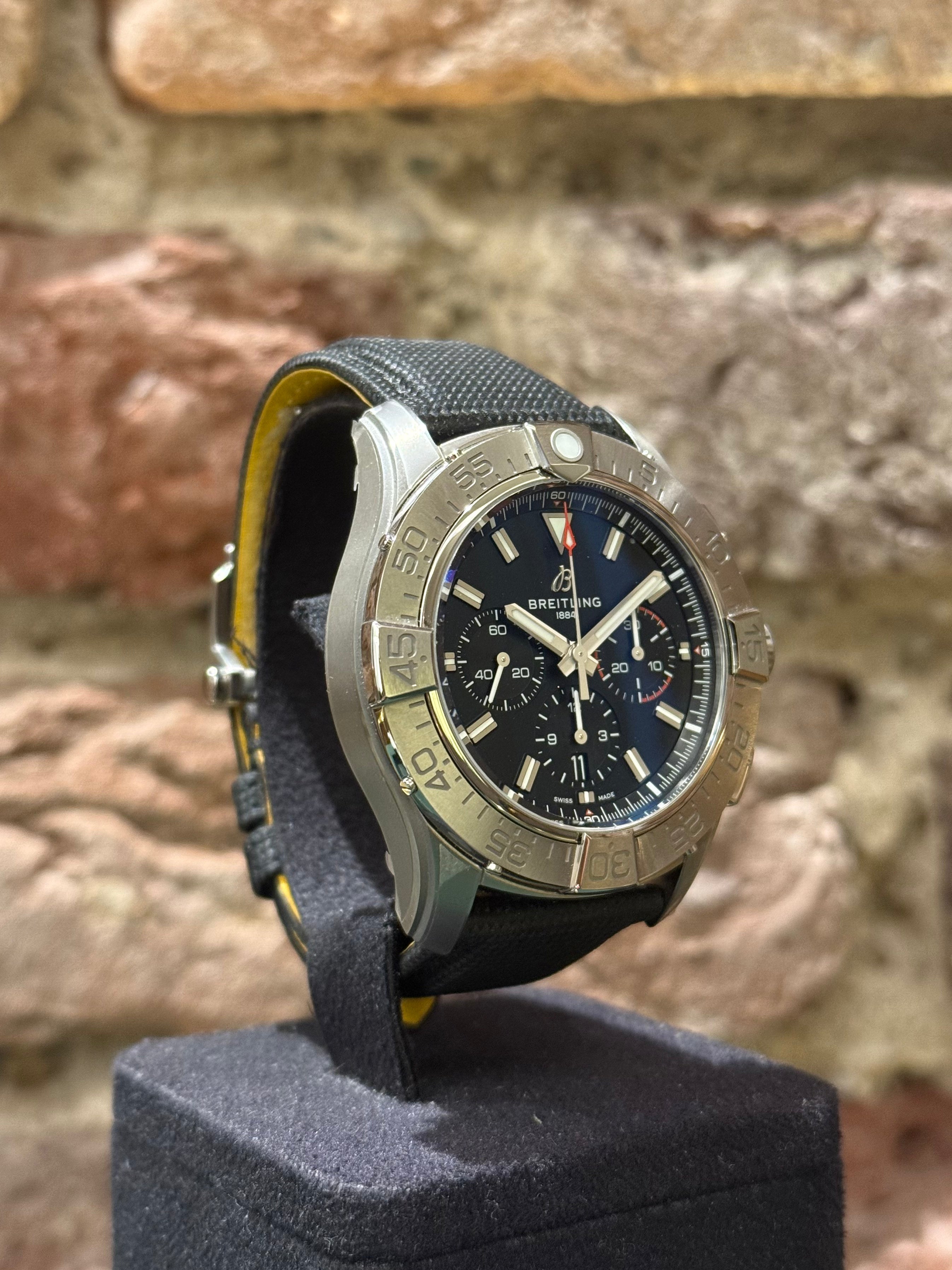Breitling Avenger Chronograph - Schwarzes Zifferblatt, Modell 2025, Ref. EB0148