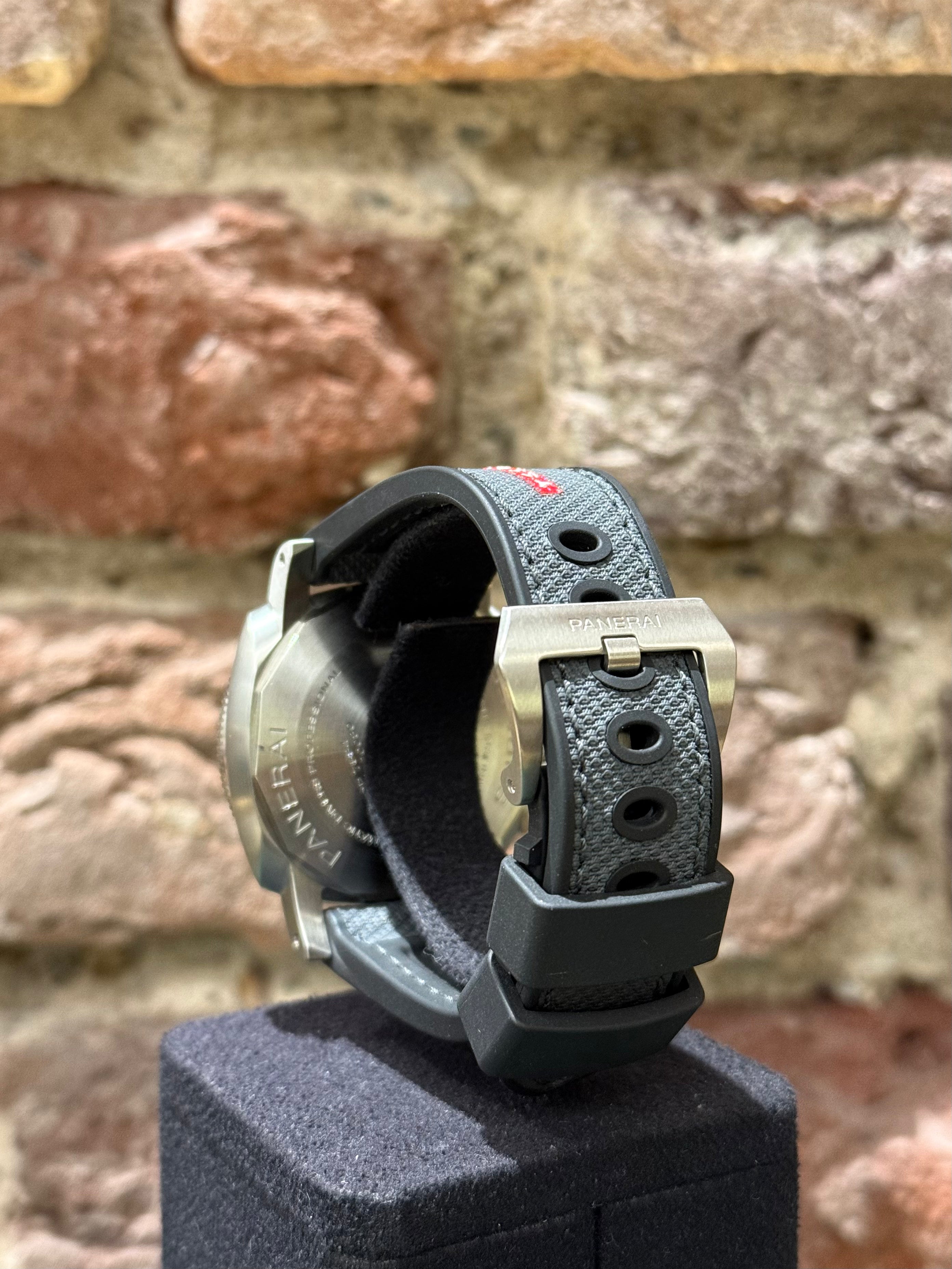 Panerai Luminor Chrono Carbotech™ - Weißes Zifferblatt, Modell 2025, Ref. PAM01579
