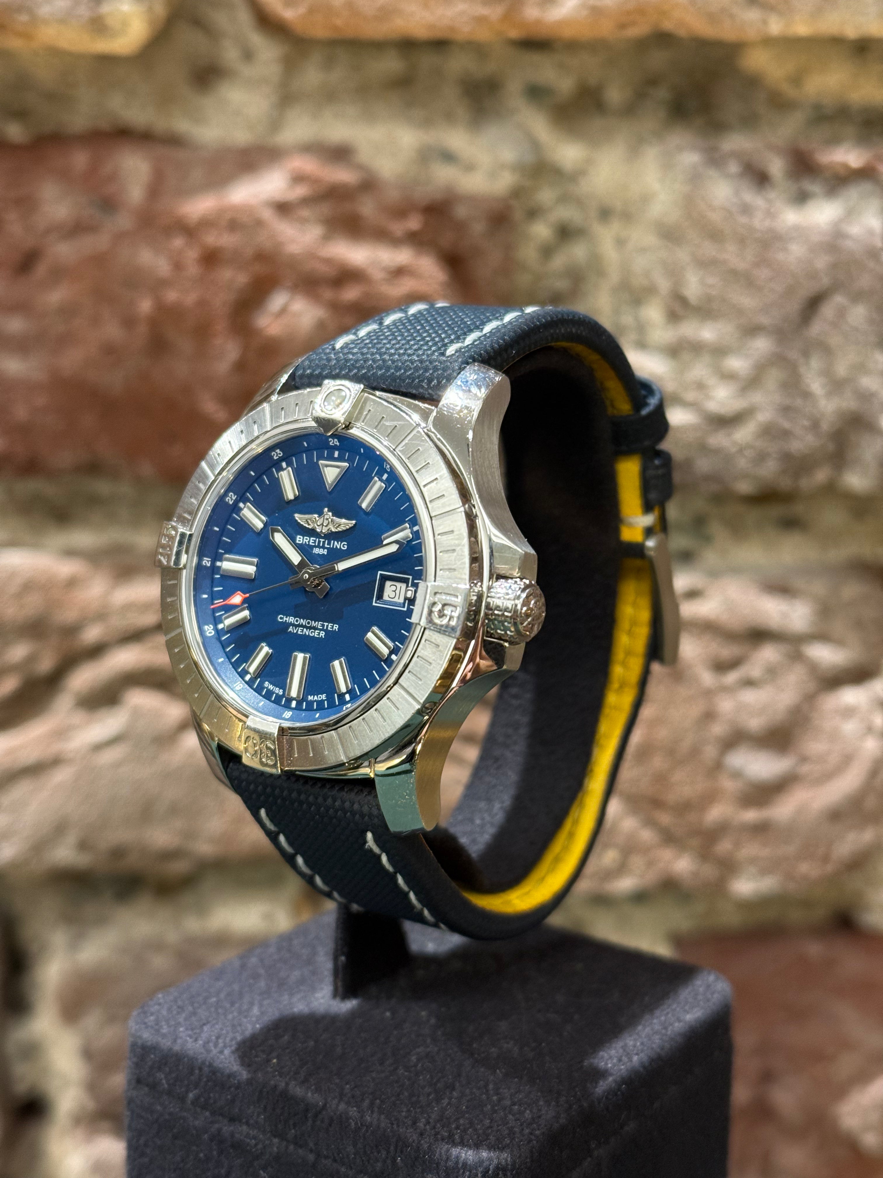 Breitling Avenger Automatic 43 - Blaues Zifferblatt, Modell 2021, Ref. A17318101C1X1