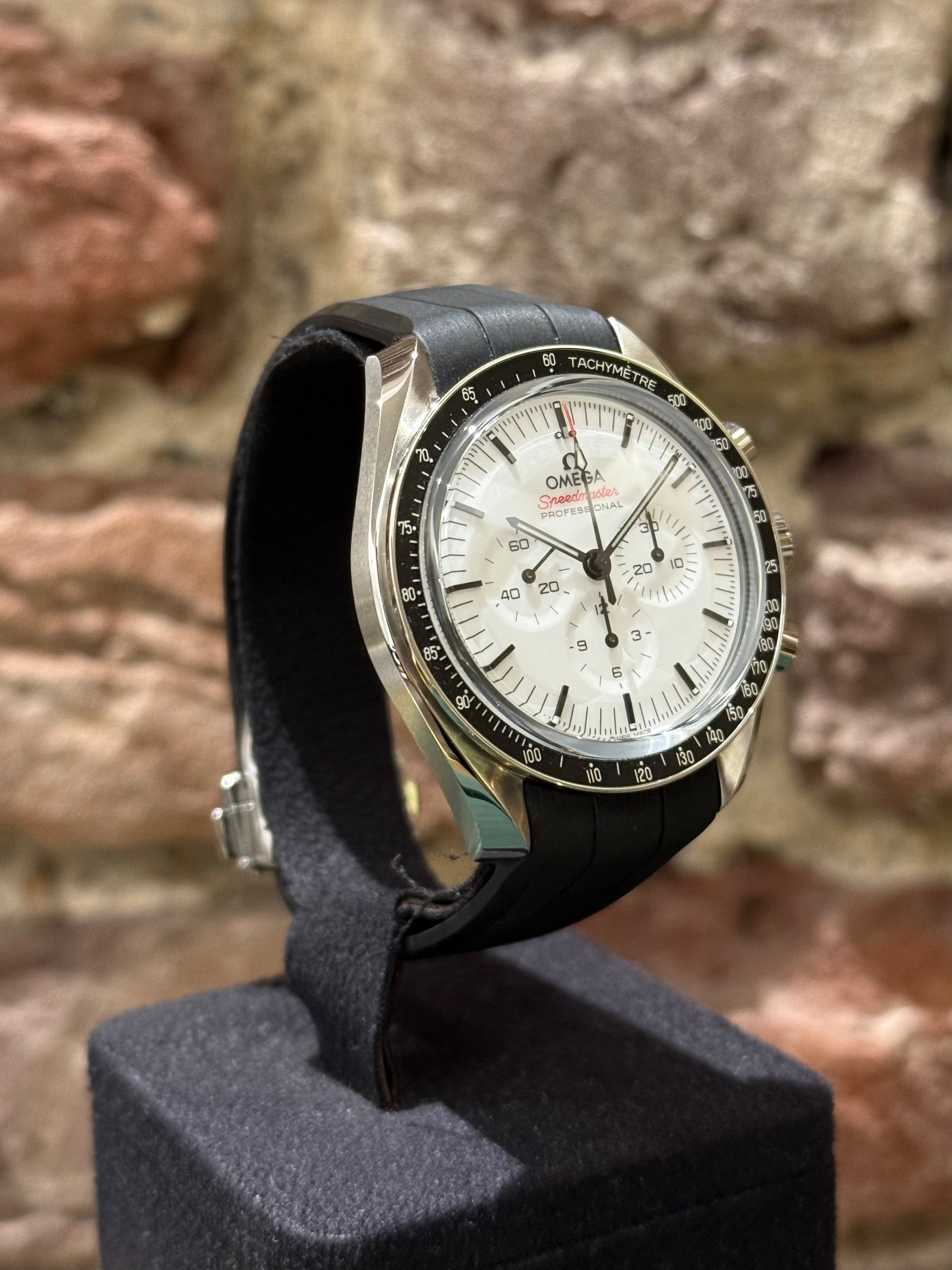 Omega Speedmaster 42 - Weißes Zifferblatt, Modell 2025, Ref. 310.32.42.50.04.001