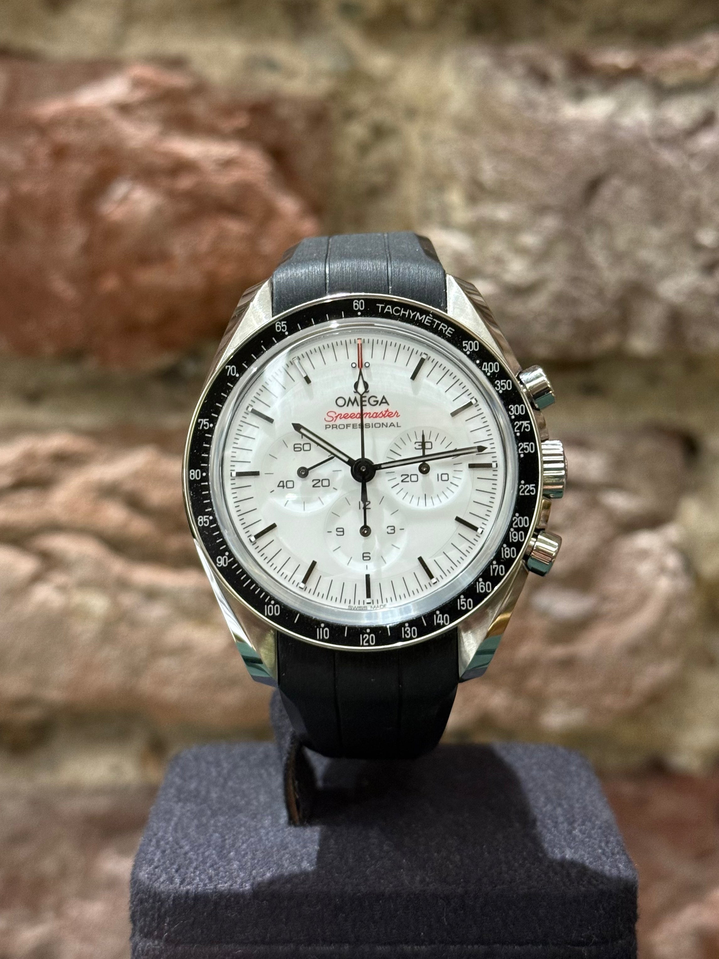 Omega Speedmaster 42 - Weißes Zifferblatt, Modell 2025, Ref. 310.32.42.50.04.001