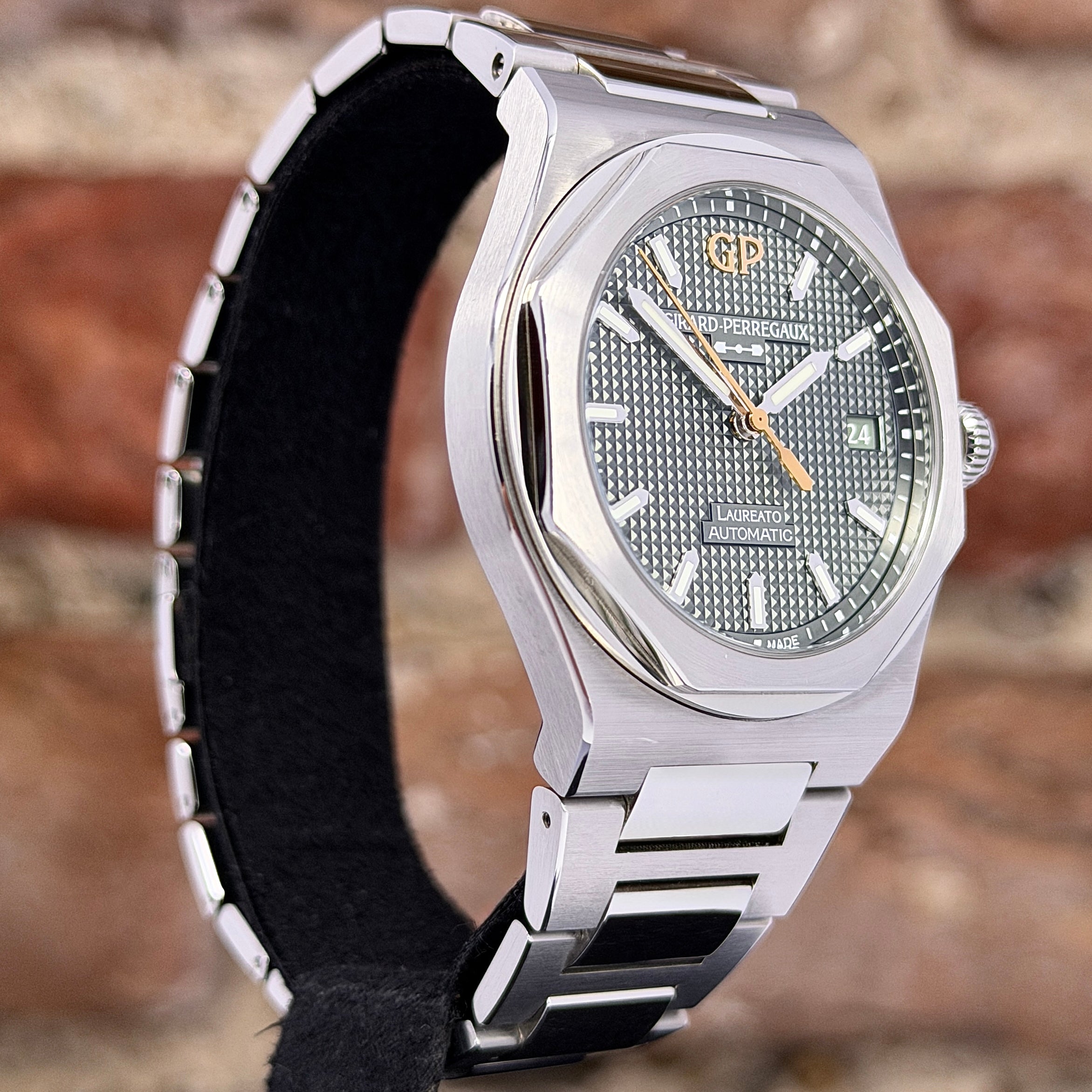 Girard Perregaux Laureato 38 - Grünes Zifferblatt, Modell 2026, Ref.8105-11-3407-1CM