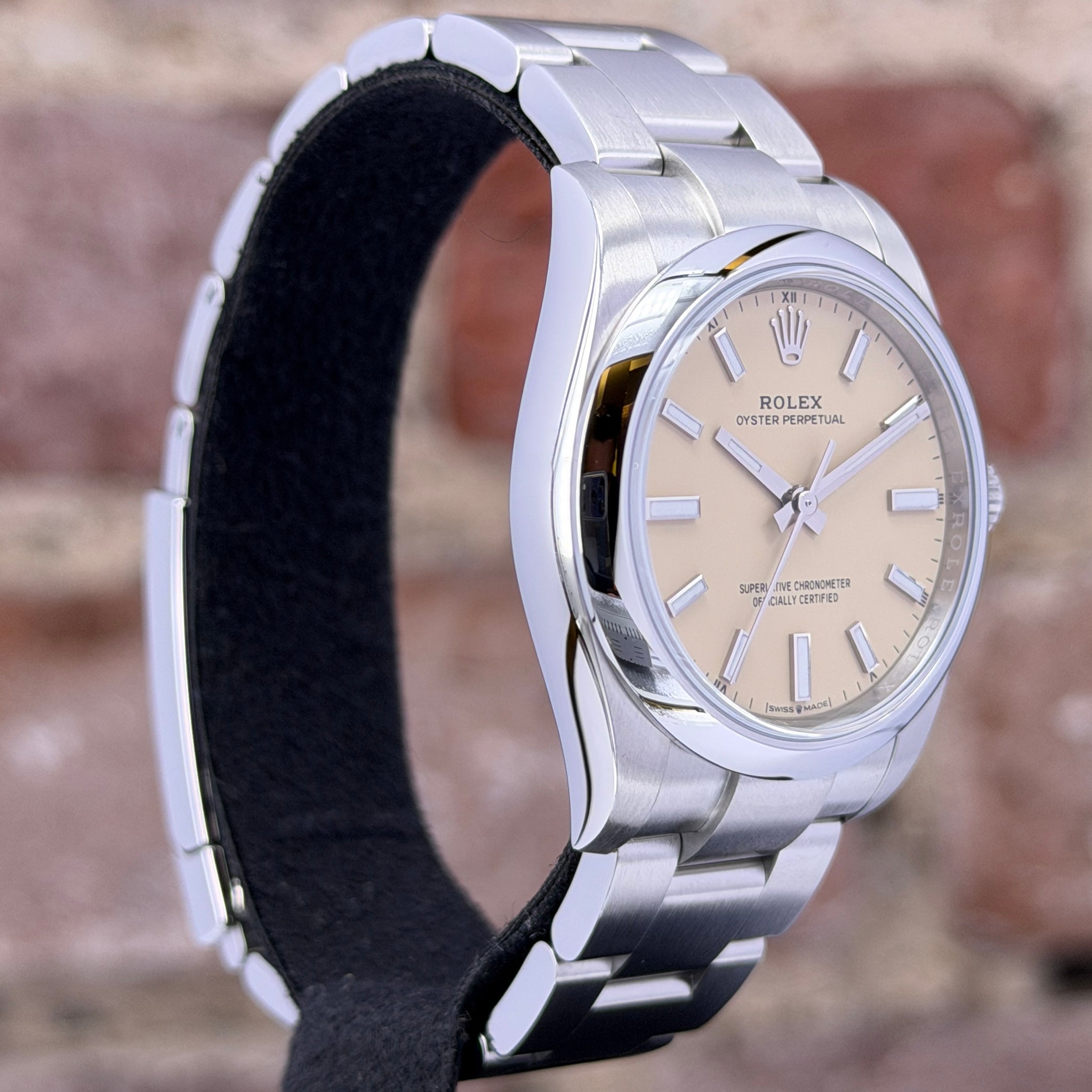 Rolex Oyster Perpetual - Beiges Zifferblatt, Modell 2026, Ref. 124200