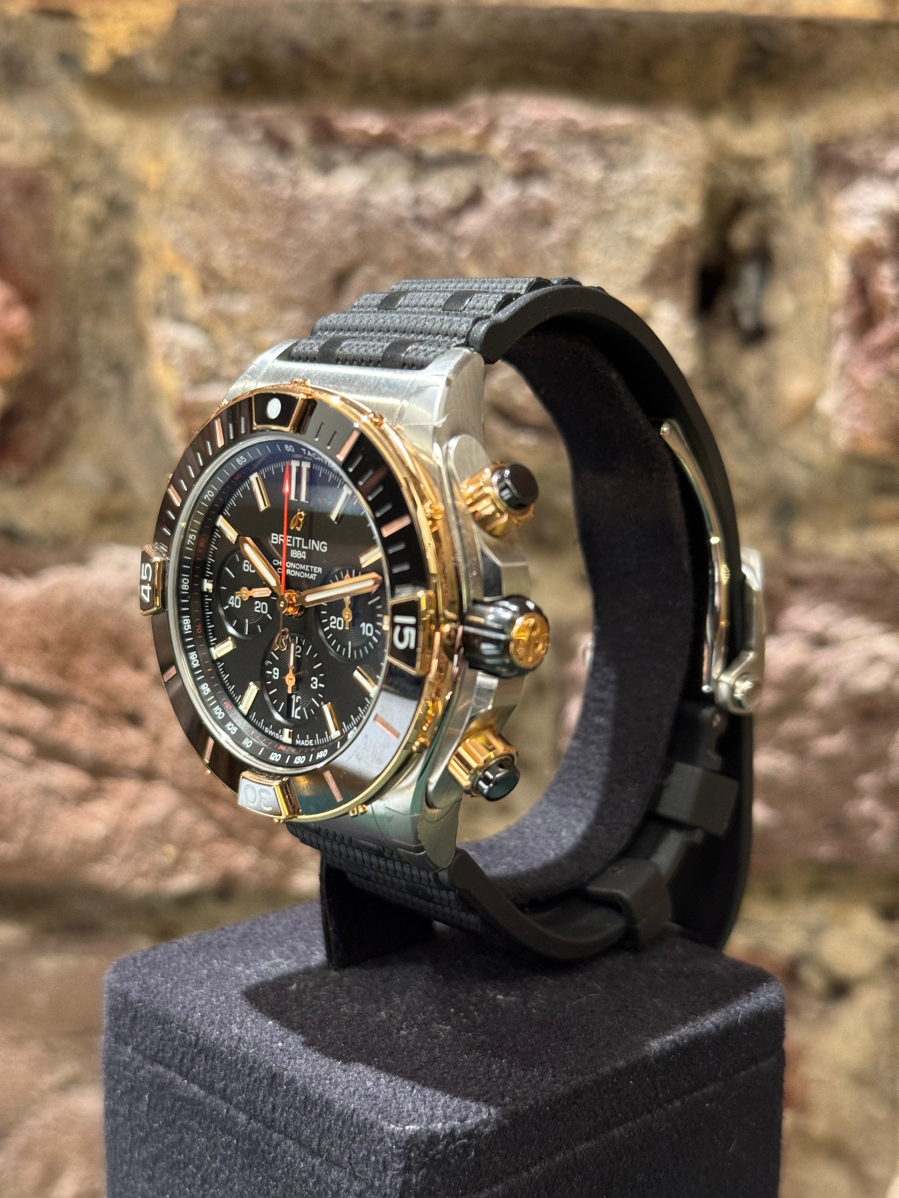 Breitling 44 Super Chronomat - Schwarzes Zifferblatt, Modell 2023, Ref.UB0136