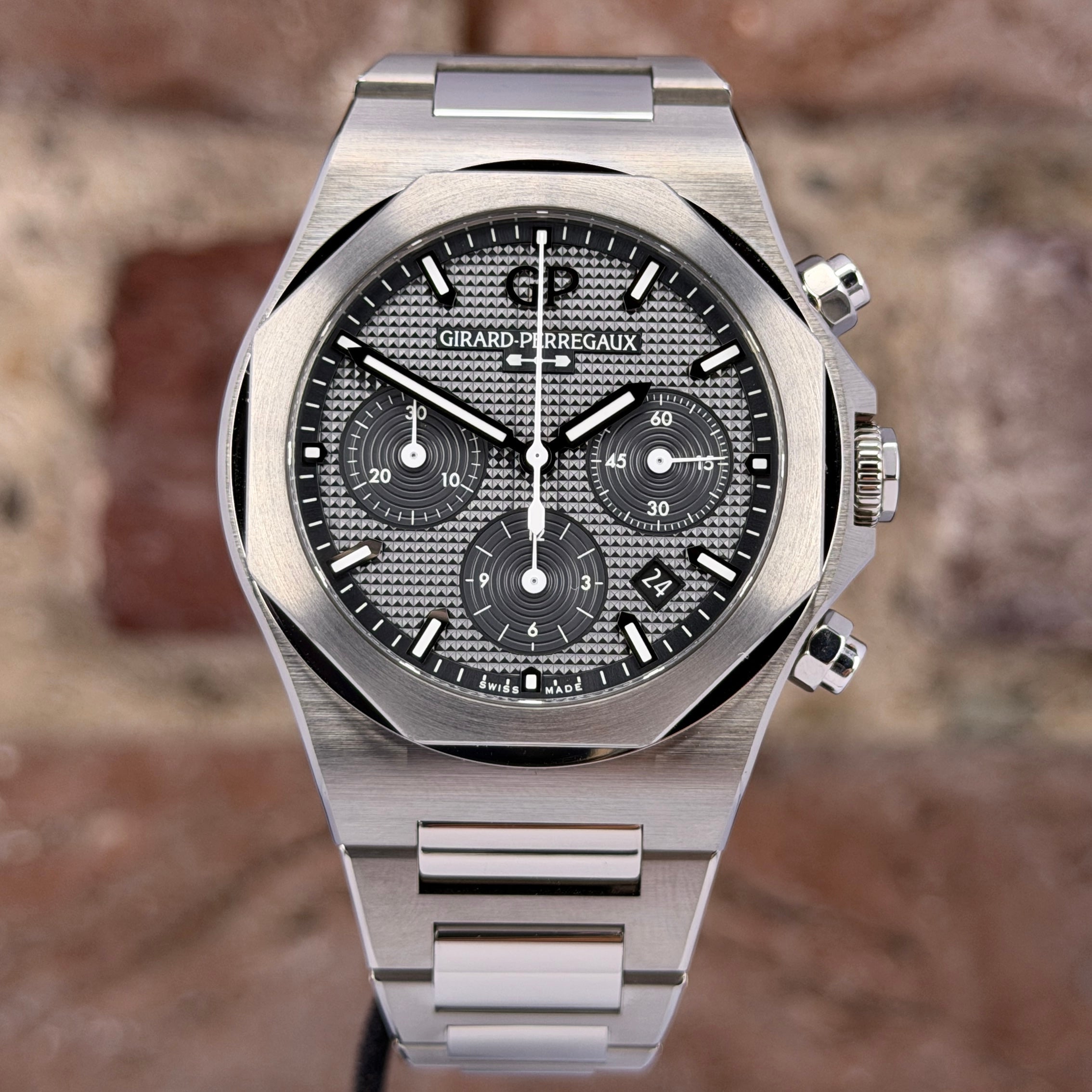 Girard-Perregaux Laureato - Graues Zifferblatt, Modell 2024, Ref. 81020-21-3263-1CM