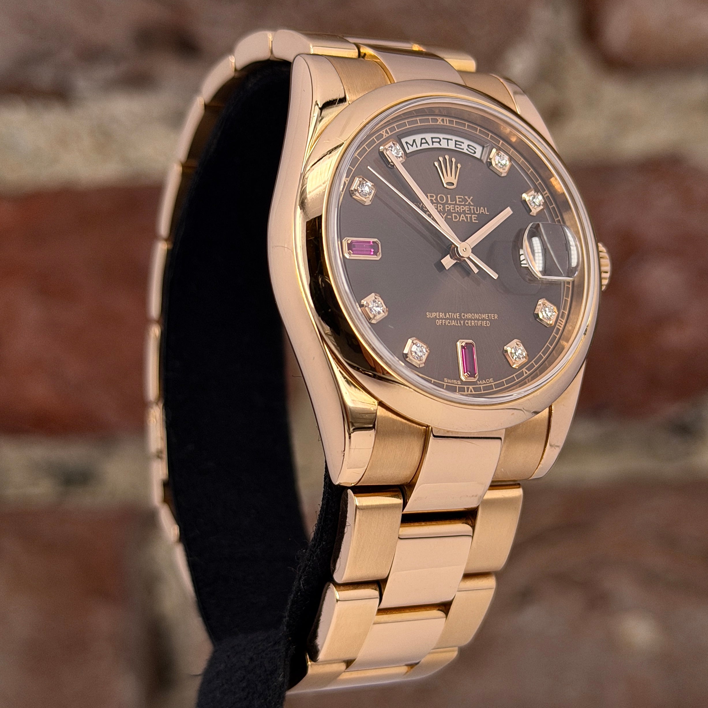 Rolex Daydate 36 - Braunes Zifferblatt mit Diamanten und Ruby, Modell 2002, Ref.118205