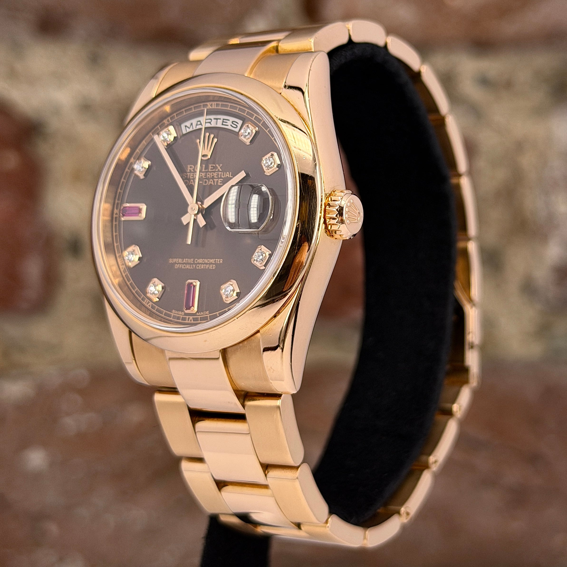 Rolex Daydate 36 - Braunes Zifferblatt mit Diamanten und Ruby, Modell 2002, Ref.118205